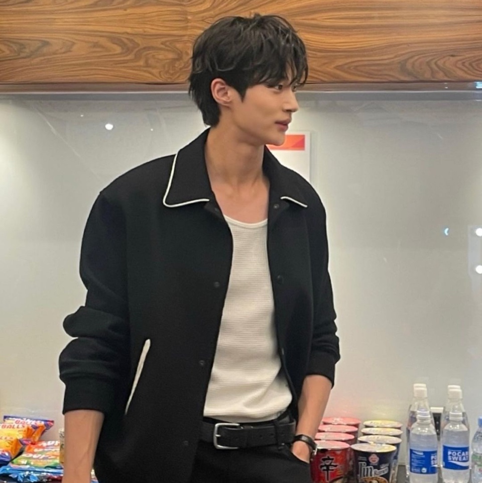 Iro Varsity Jumper Black 착용 스타일 - 1