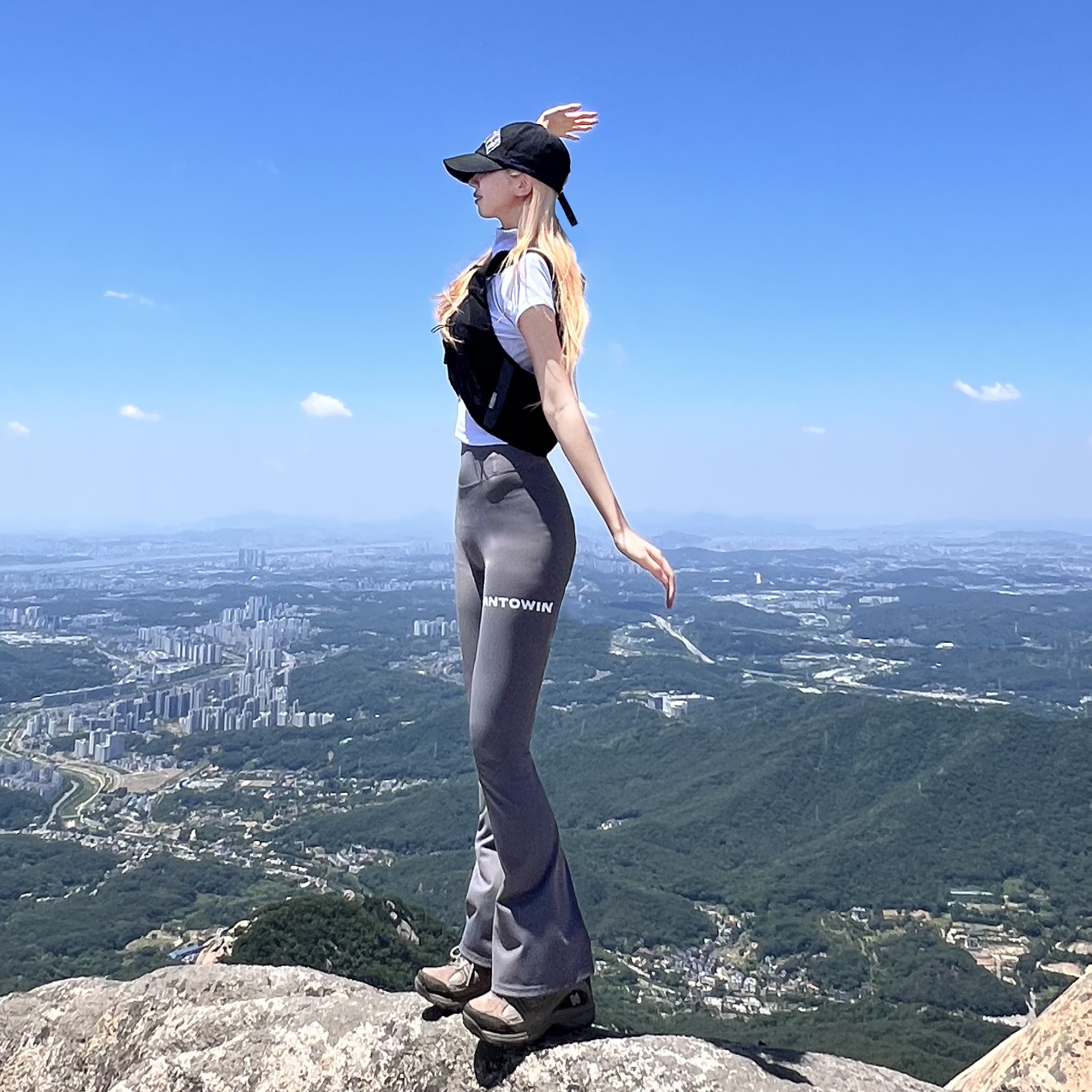 BORN TO WIN Chrome Vest Bag Black, BORN TO WIN Borntowin Line Bootcut Leggings Grey 착용 스타일