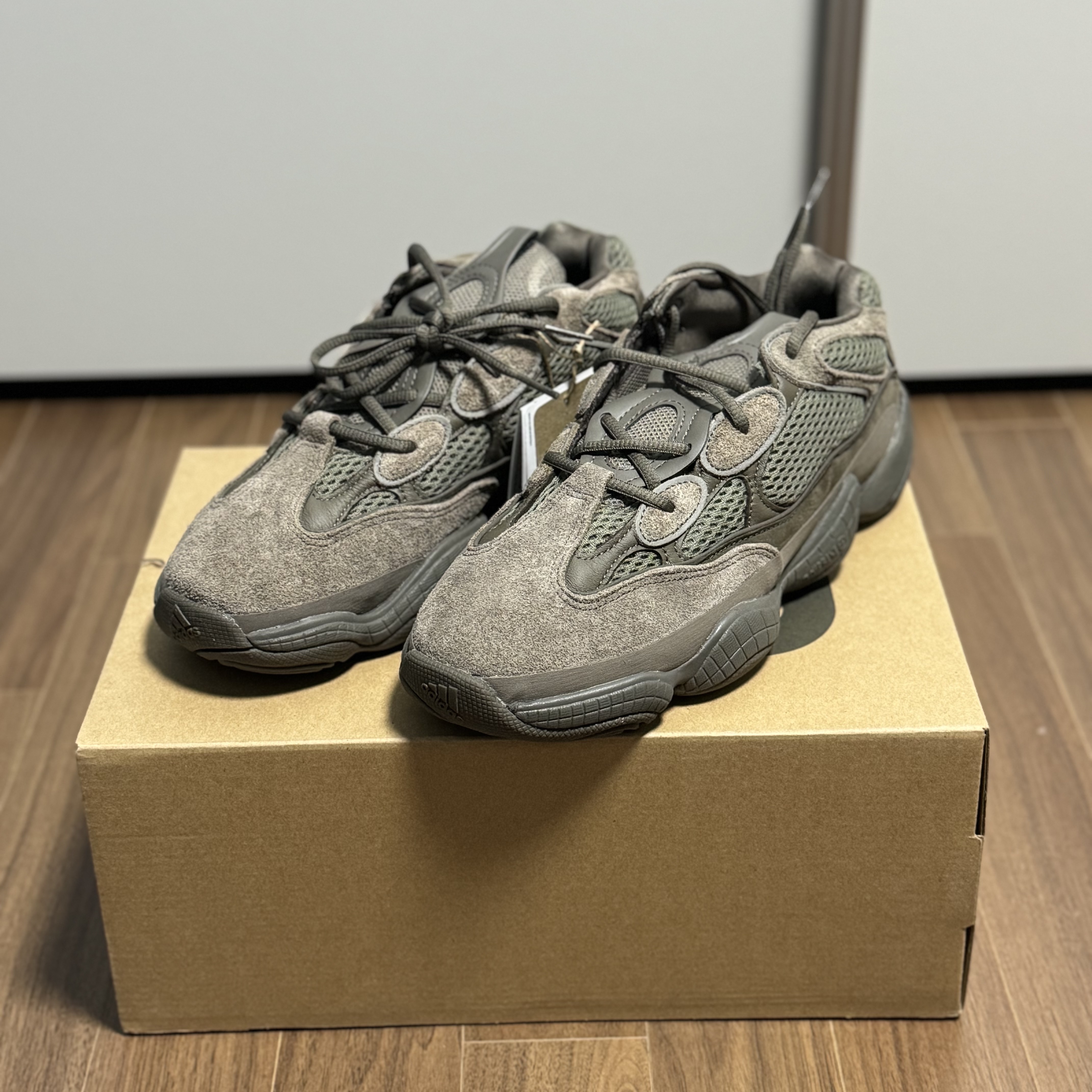 Adidas Yeezy 500 Clay Brown 착용 스타일