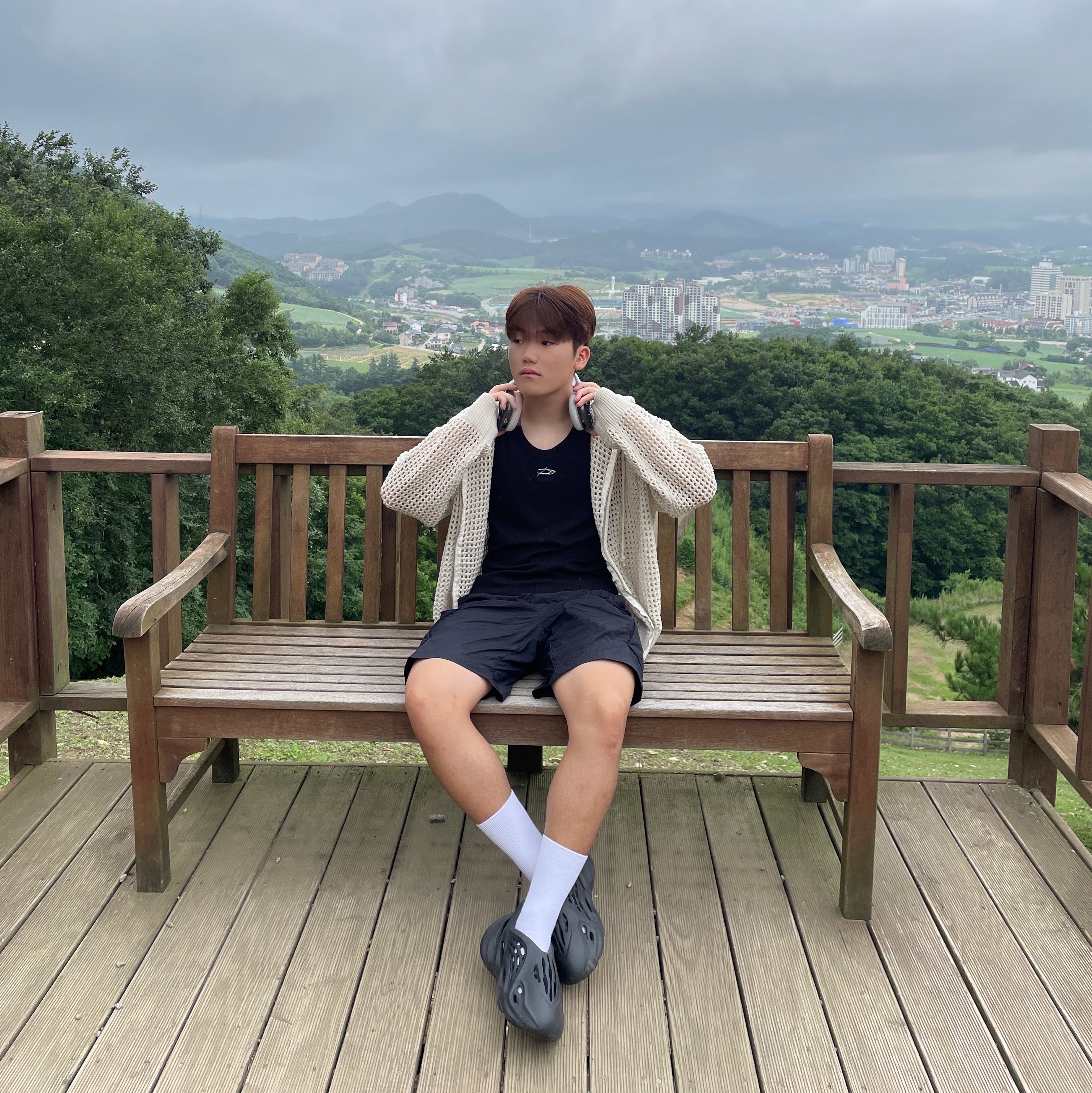 Adidas Yeezy Foam RNNR Onyx, Apple AirPods Max Lightning Silver (Korean Ver.) 착용 스타일 - 1