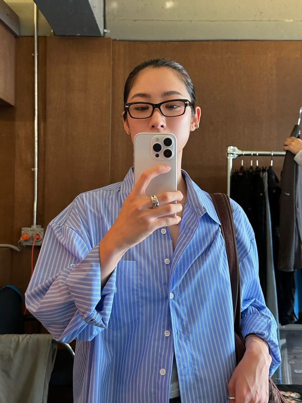 Siyazu SITP5100 Loose Fit Stripe Shirts Light Blue 착용 스타일