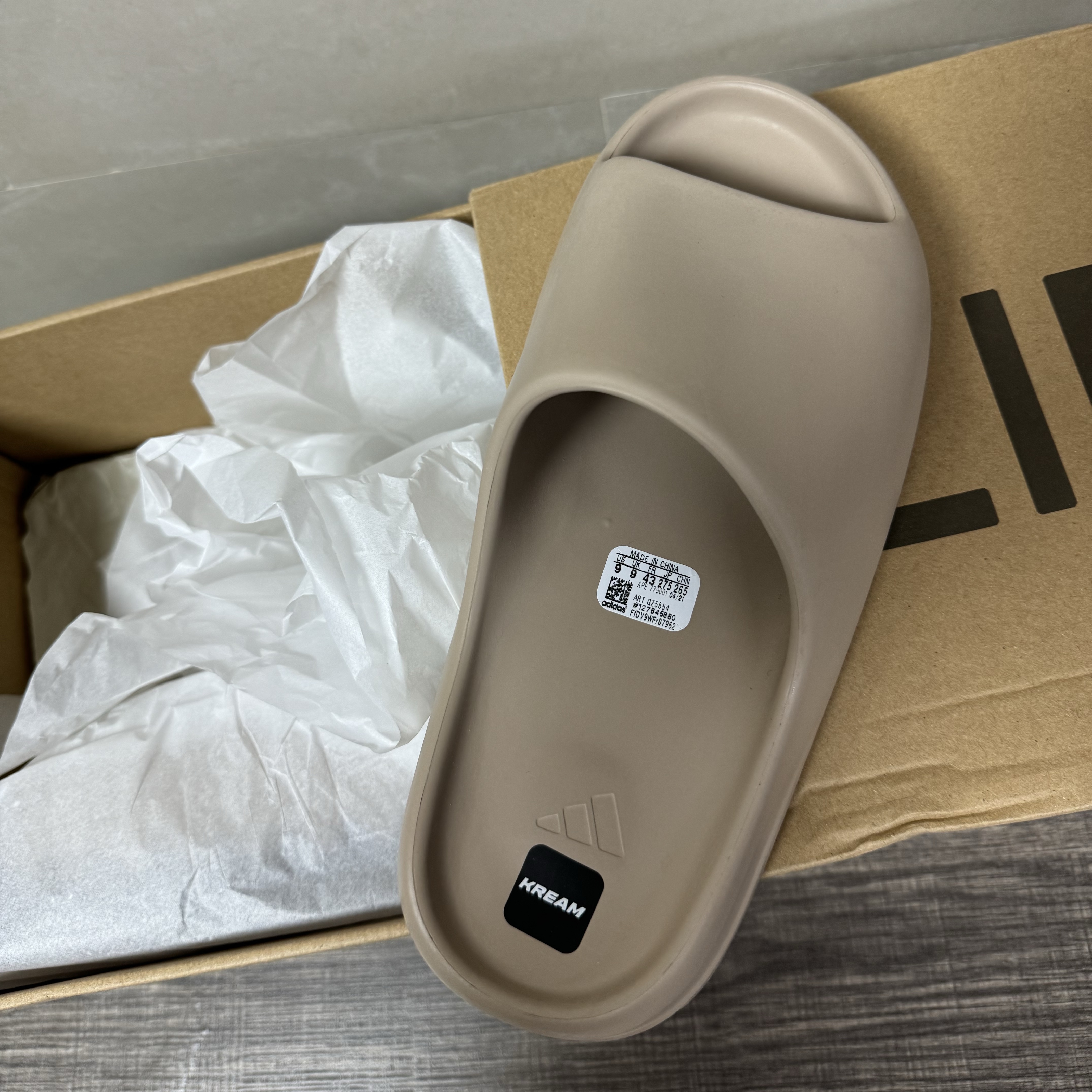 Adidas Yeezy Slide Pure 착용 스타일 - 1