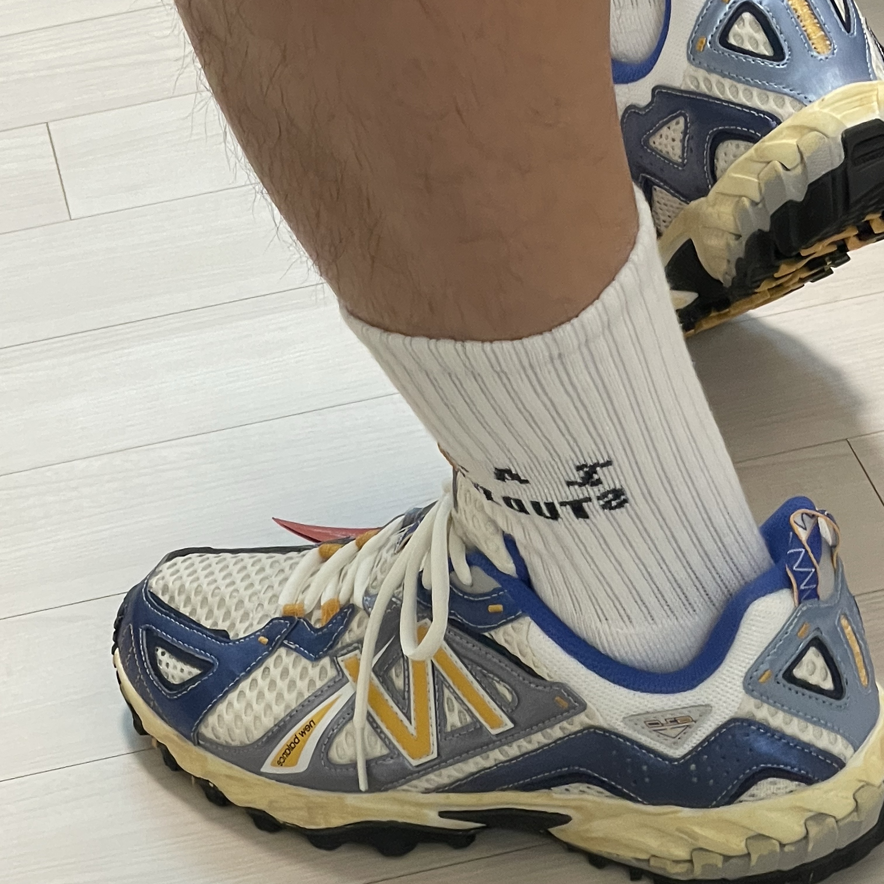 New Balance x Yeseyesee ML610 Atlantic Blue Varsity Gold 착용 스타일 - 3