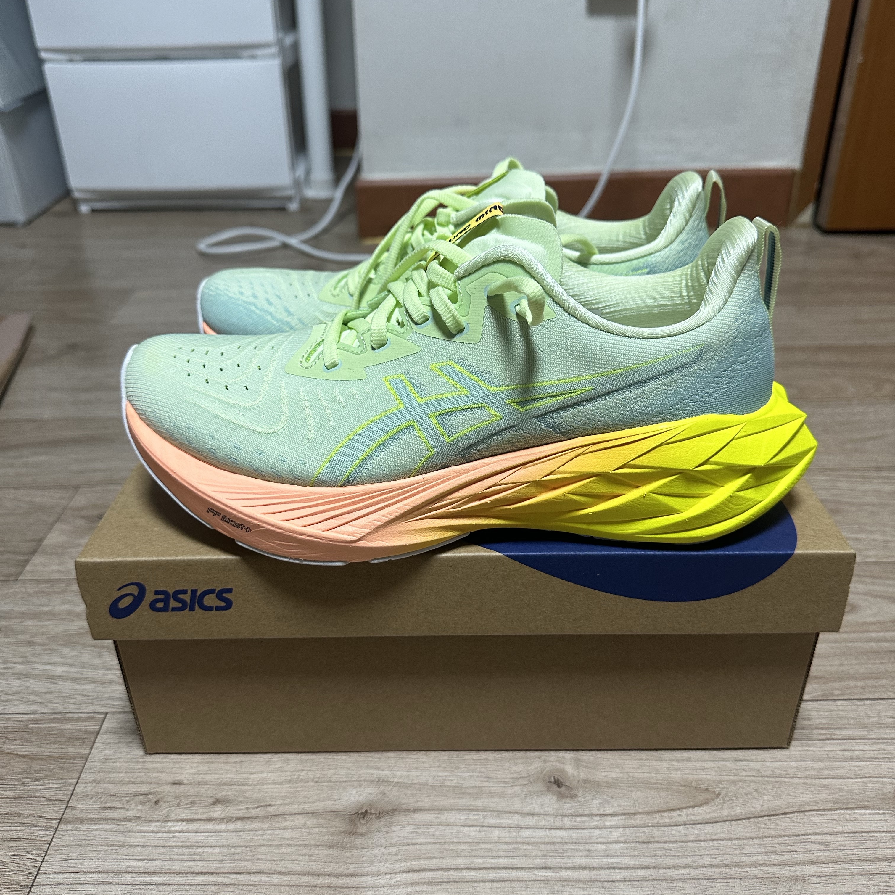 Asics Novablast 4 Cool Matcha Safety Yellow 착용 스타일