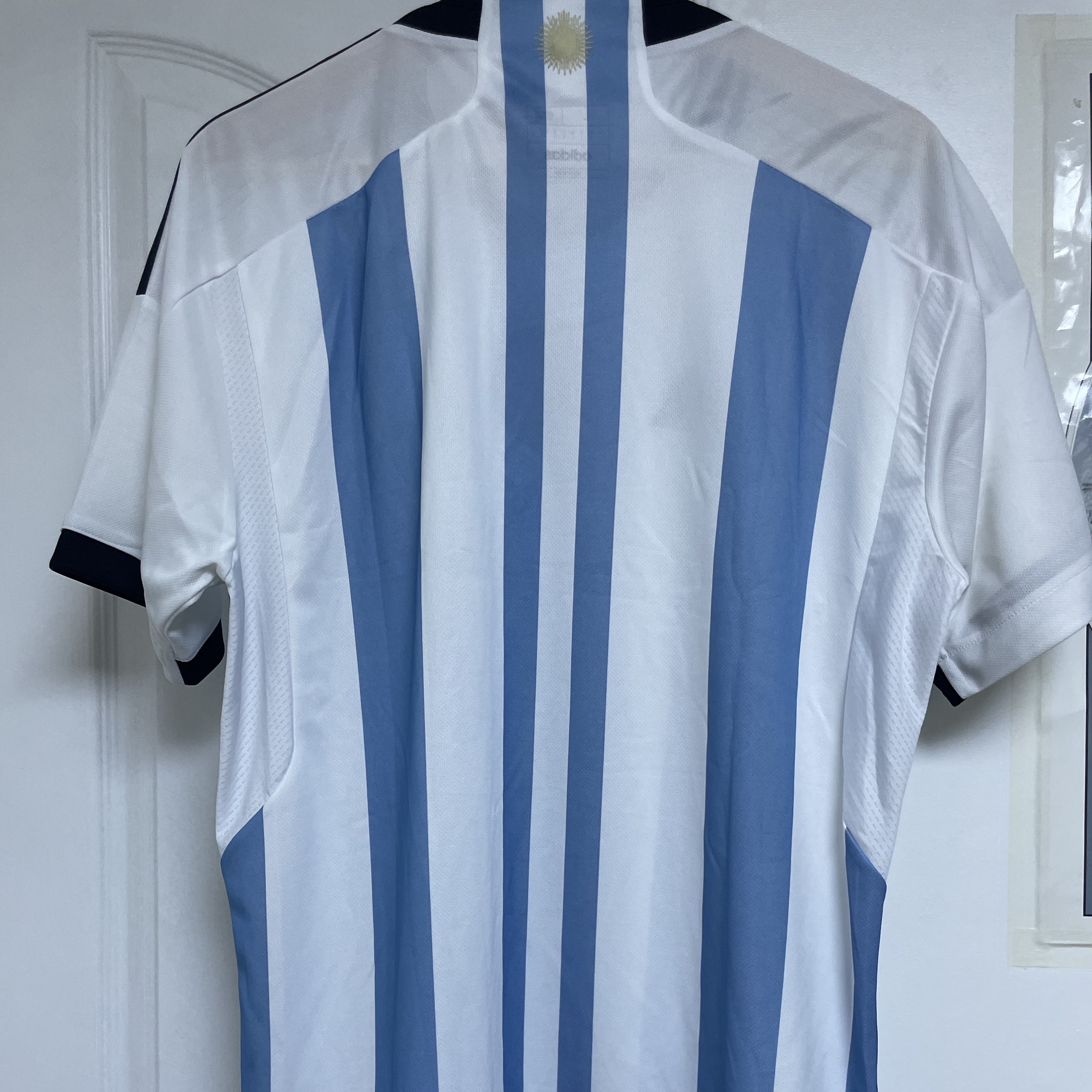 Adidas Argentina Home Jersey 2022 Winners 3-Star White Light Blue - US Sizing (Non Marking Ver.) 착용 스타일 - 2