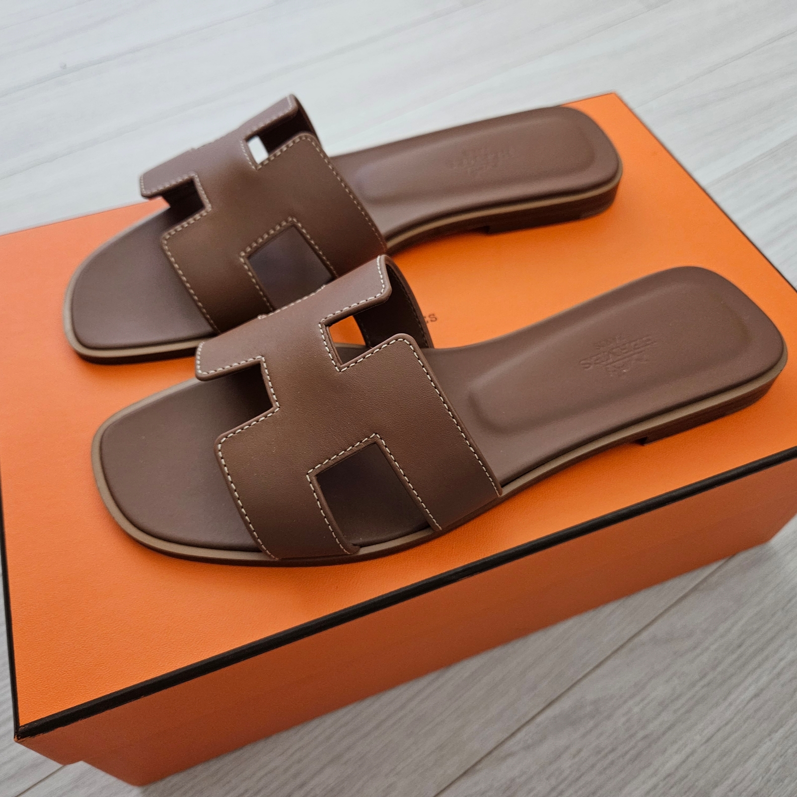 (W) Hermes Oran Sandal Calfskin & Gold Piqures Ecrues 착용 스타일