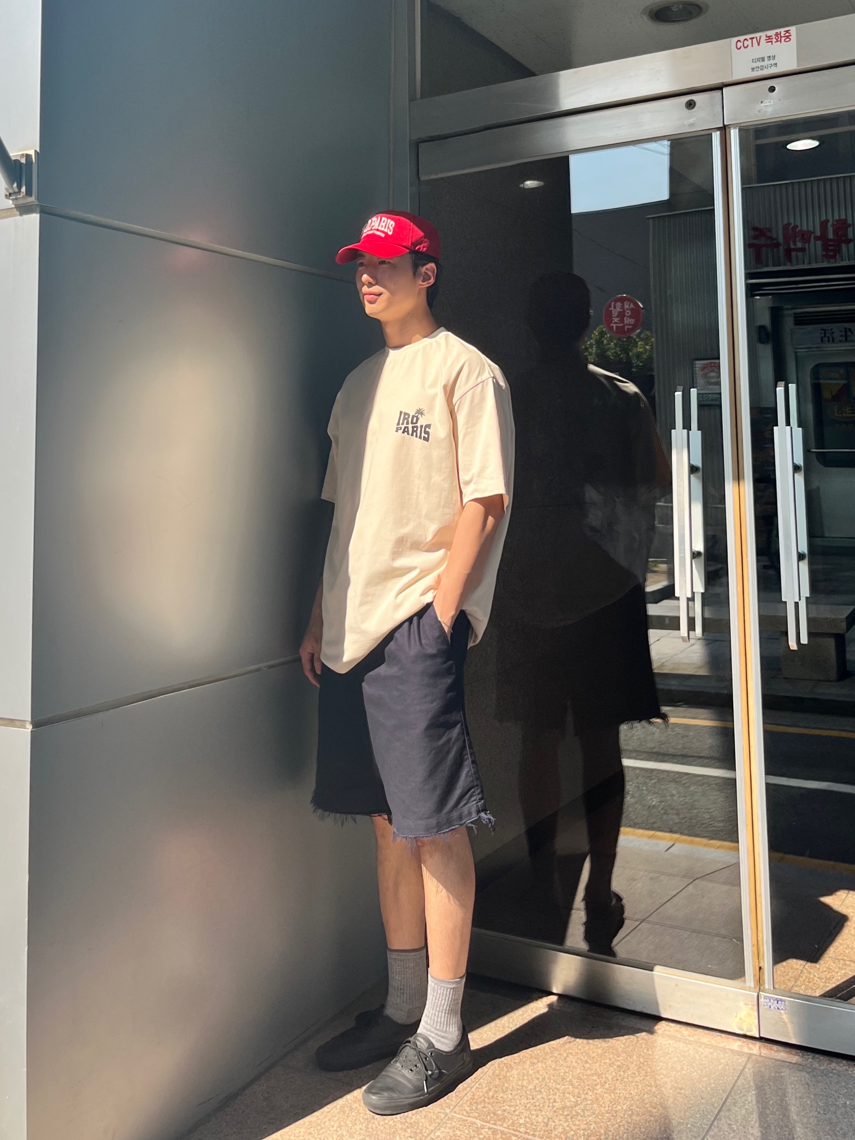 Iro Palmtree Graphic Semi Over Cotton T-Shirt Beige, Iro Club De Paris Edition Cotton Ball Cap Red 착용 스타일 - 1