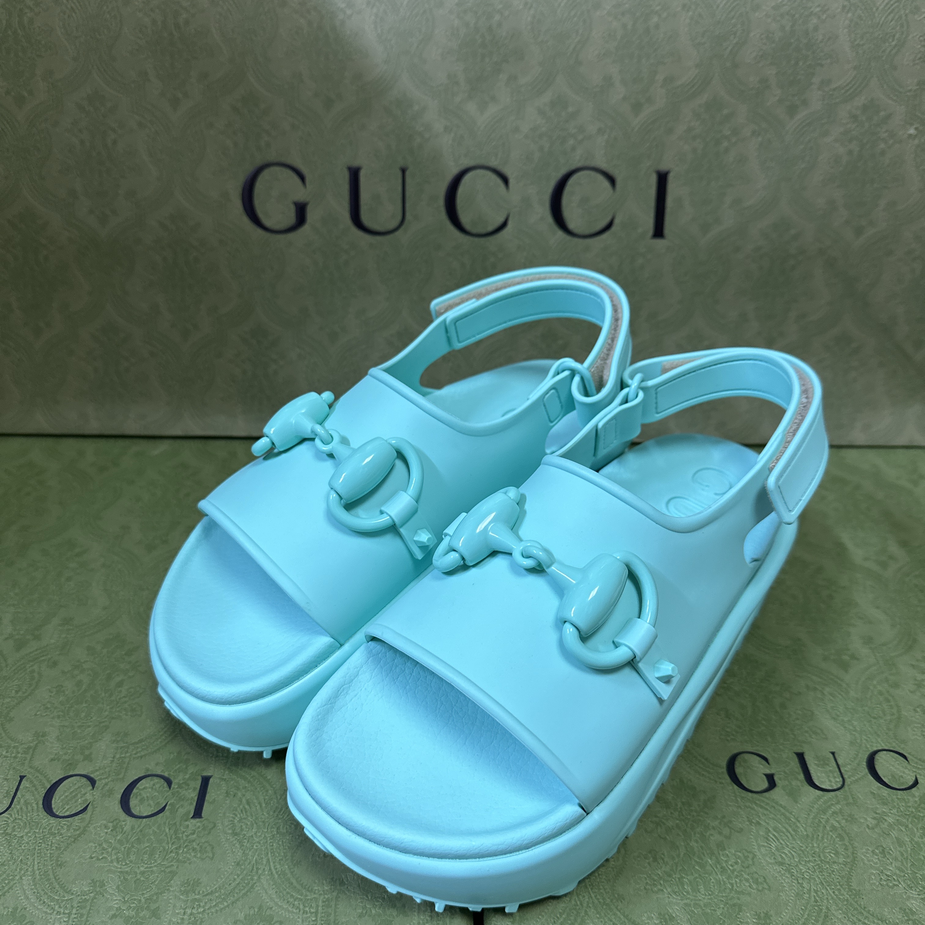(W) Gucci Horsebit Flatform Sandal Light Green Rubber 착용 스타일