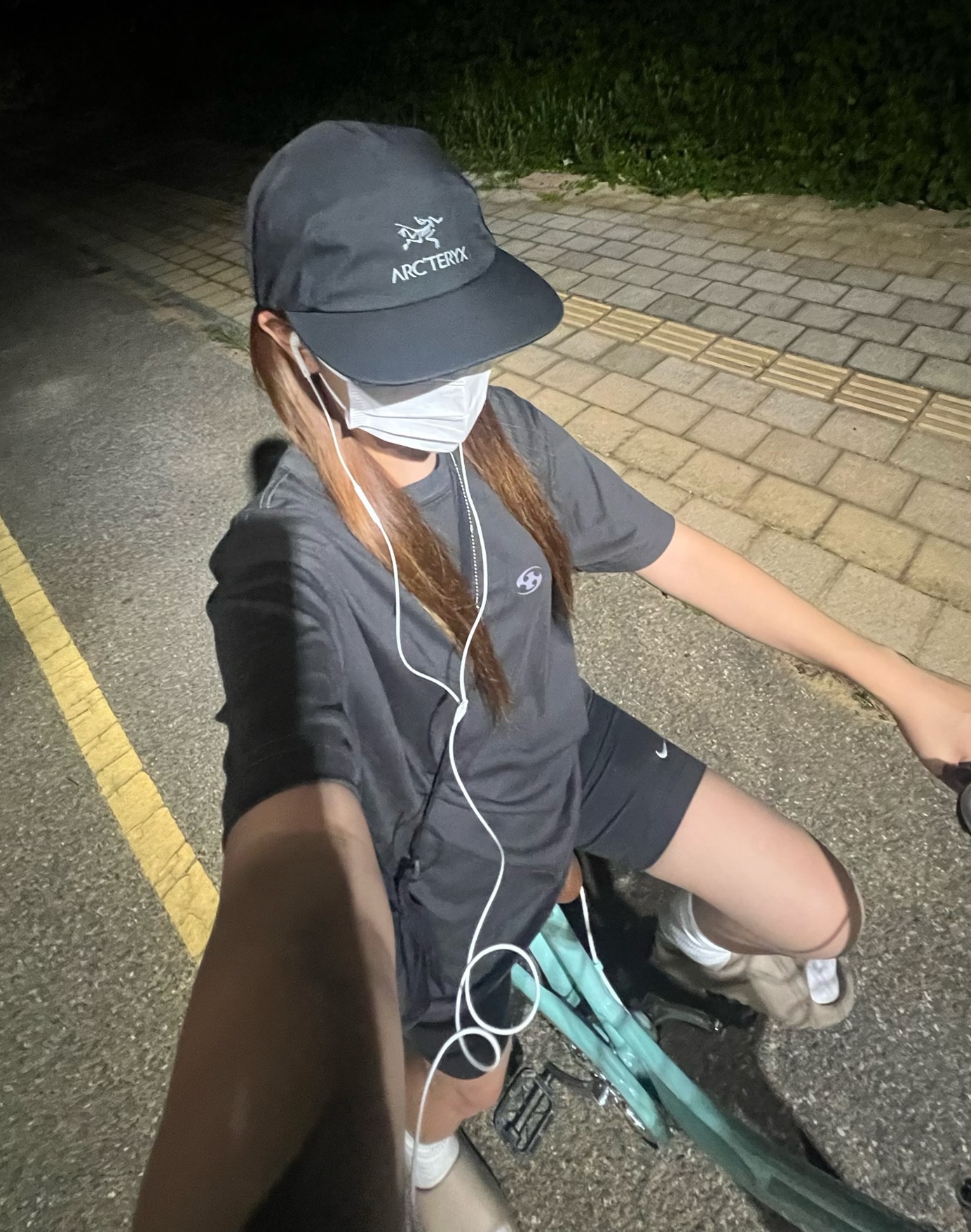 Sansan Gear Forest T-Shirt Charcoal - 24SS, Arc'teryx Gore 5 Panel Cap Black 착용 스타일
