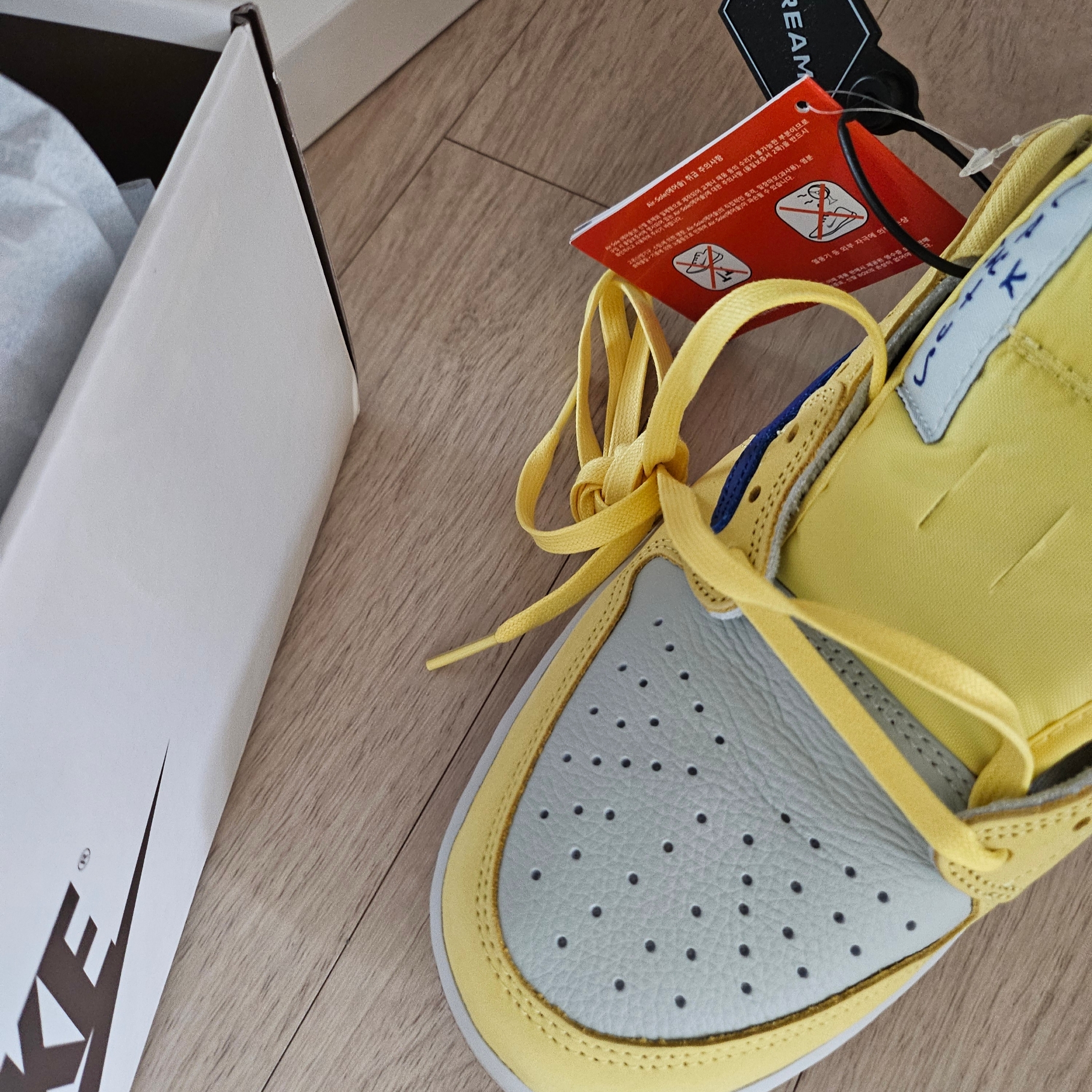 (W) Jordan 1 x Travis Scott Retro Low OG SP Canary 착용 스타일