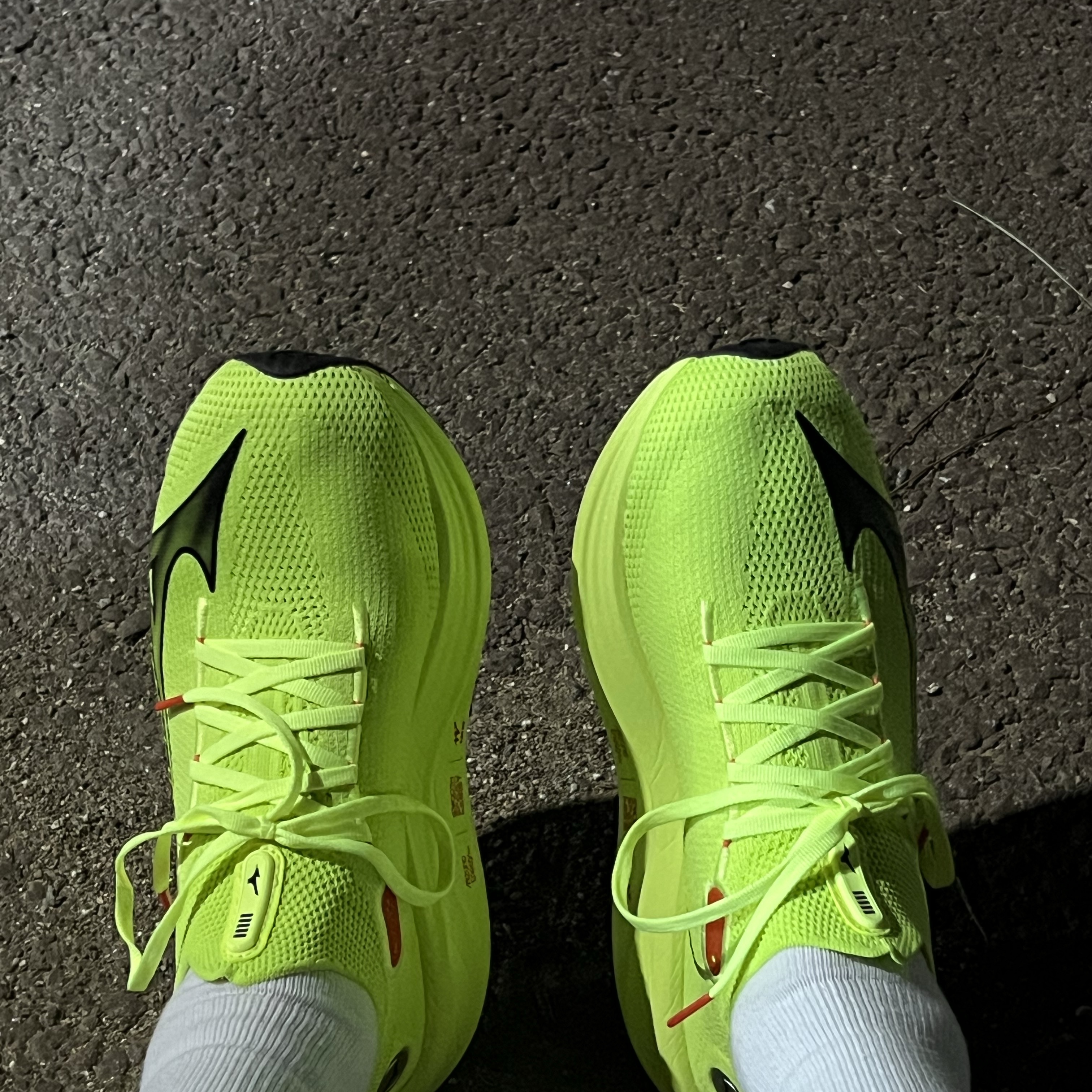 Mizuno Neo Vista Yellow Lime Black 착용 스타일 - 1