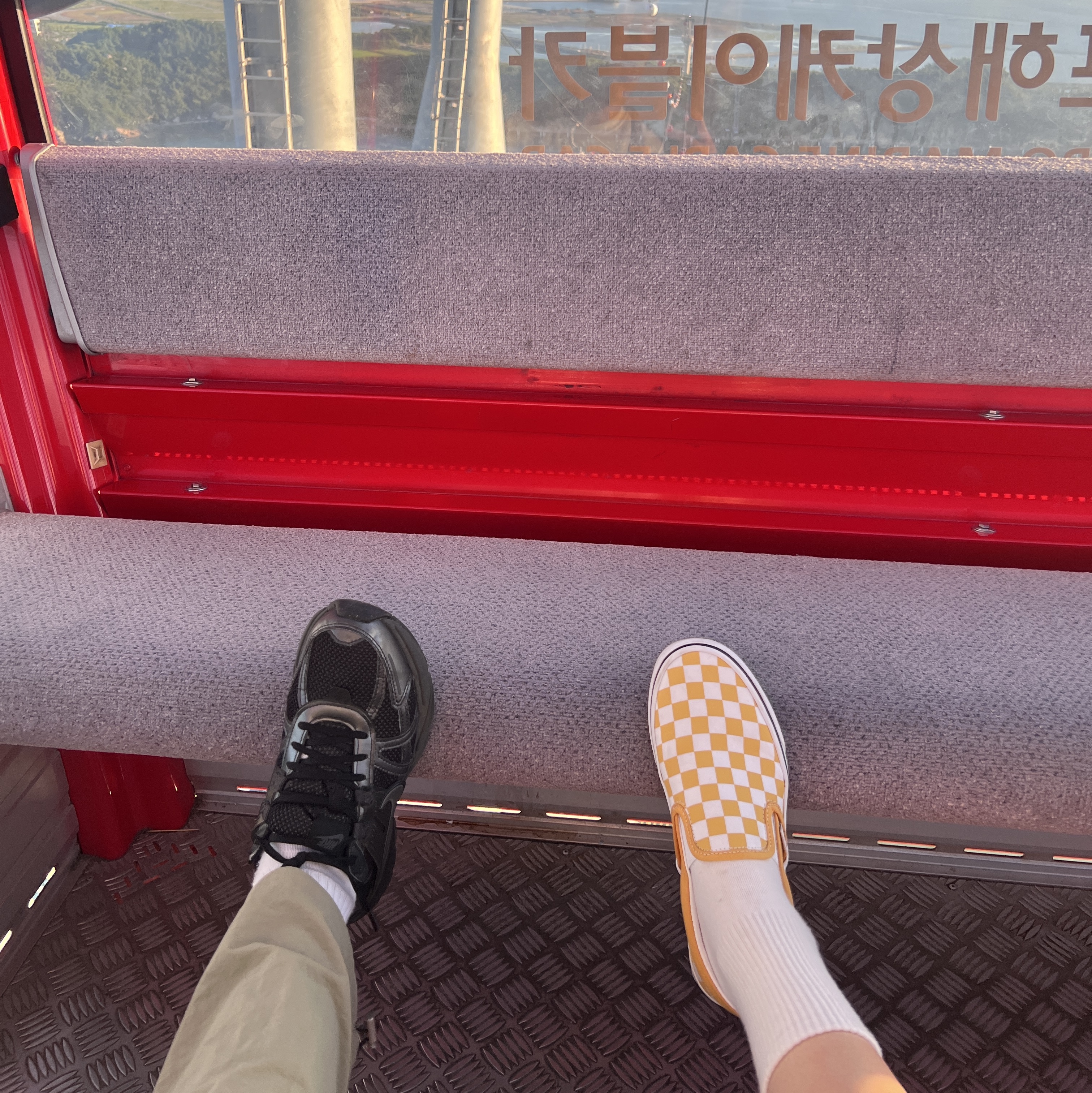 Vans Classic Slip-On Checkerboard Desert Sun, Diesel Play Shoulder Bag Black 착용 스타일 - 3