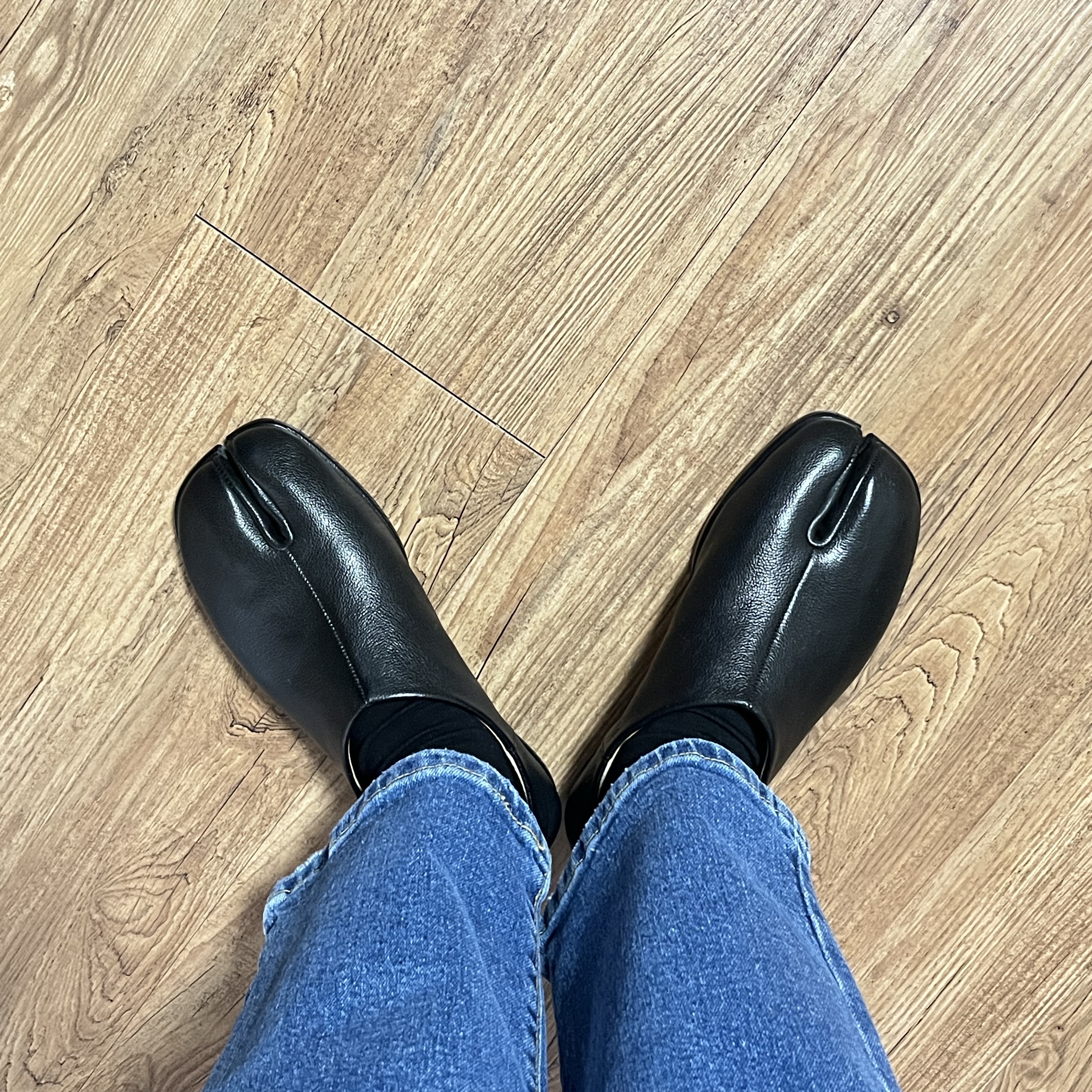 (W) Maison Margiela Slip-On Tabi Shoes Black 착용 스타일