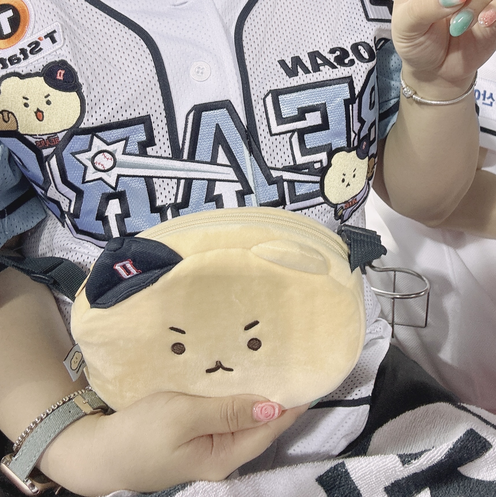 Doosan Bears x Manggom Authentic Uniform White Patch Ver. 1 (Non Marking Ver.), Doosan Bears x Manggom Mini Crossbag Ivory 착용 스타일 - 2
