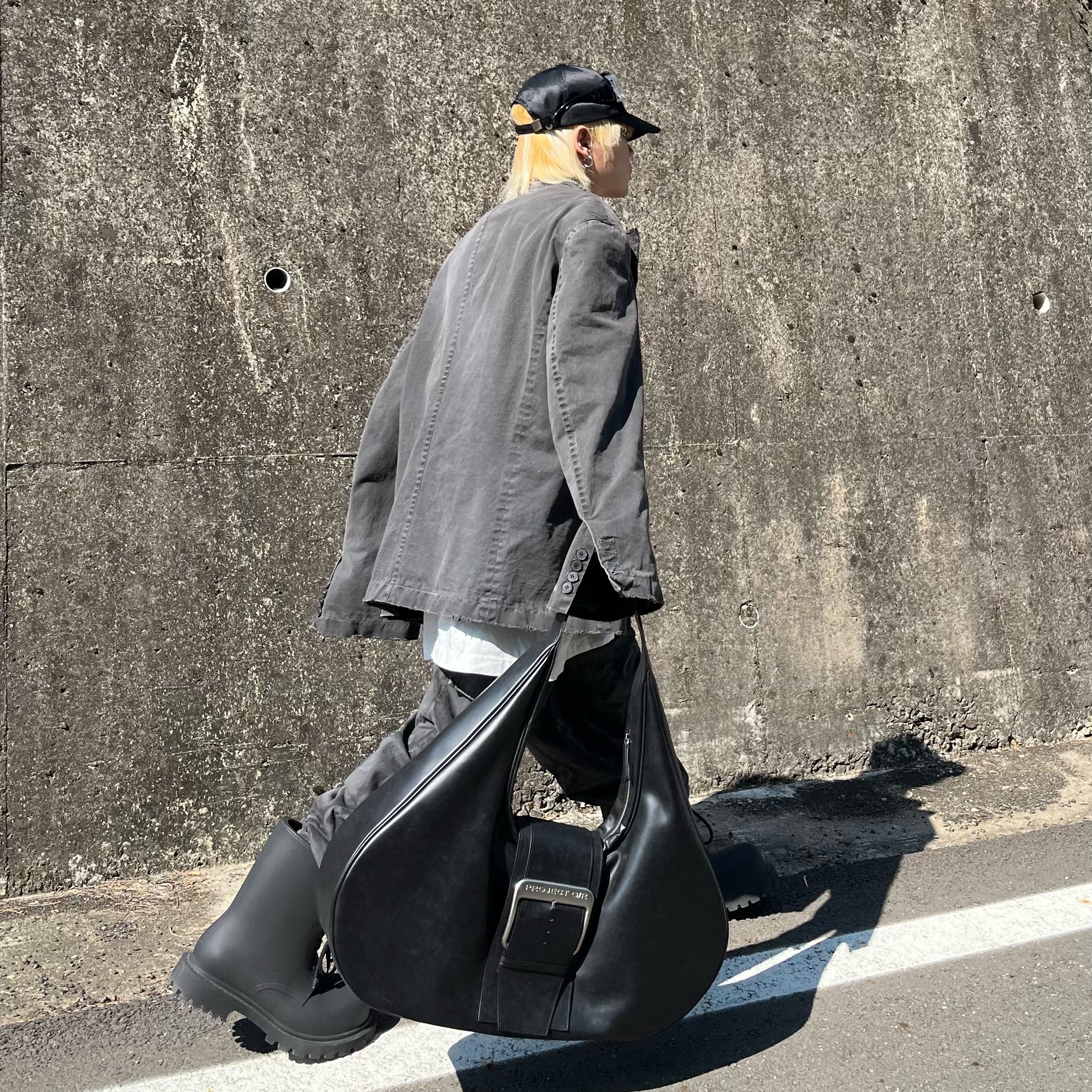 Balenciaga XL Army Boots Full Eva Black, Project G/R Mega Buckle Hobo Bag Black 착용 스타일 - 2