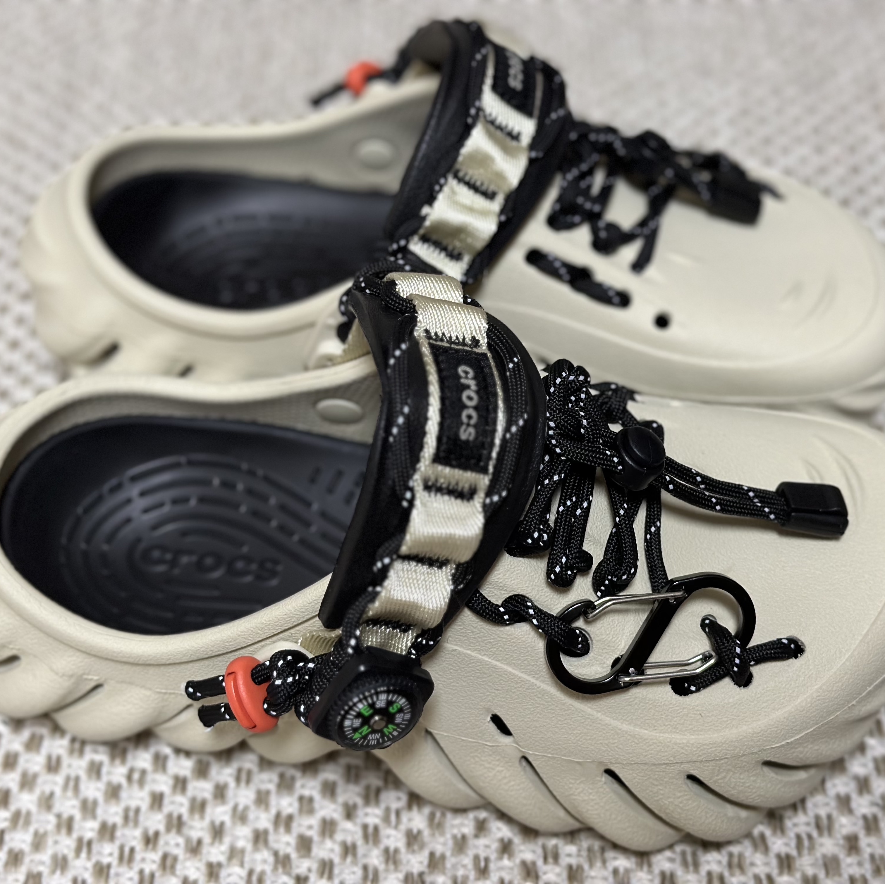 Crocs Echo Clog Bone Black 착용 스타일