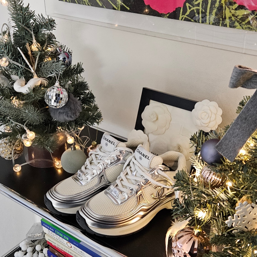 (W) Chanel Sneakers Fabric Laminated & White Silver 착용 스타일