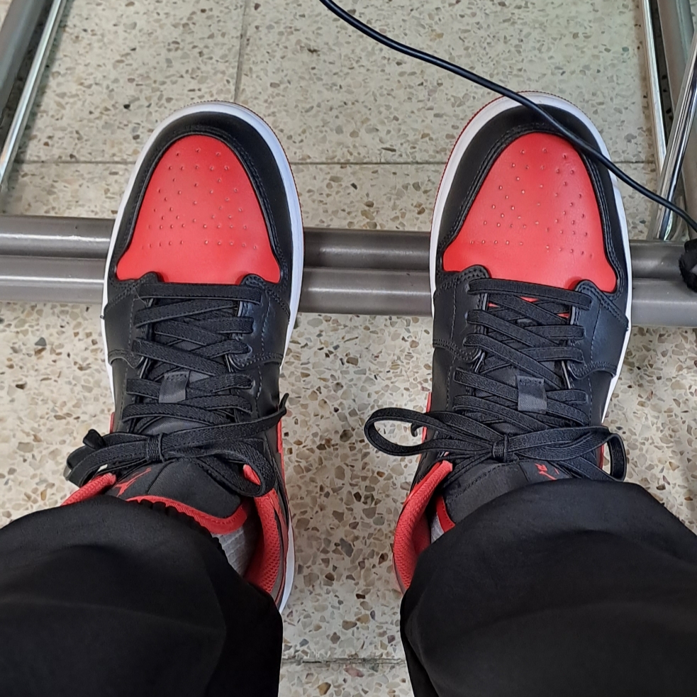 Jordan 1 Mid Black Fire Red 착용 스타일