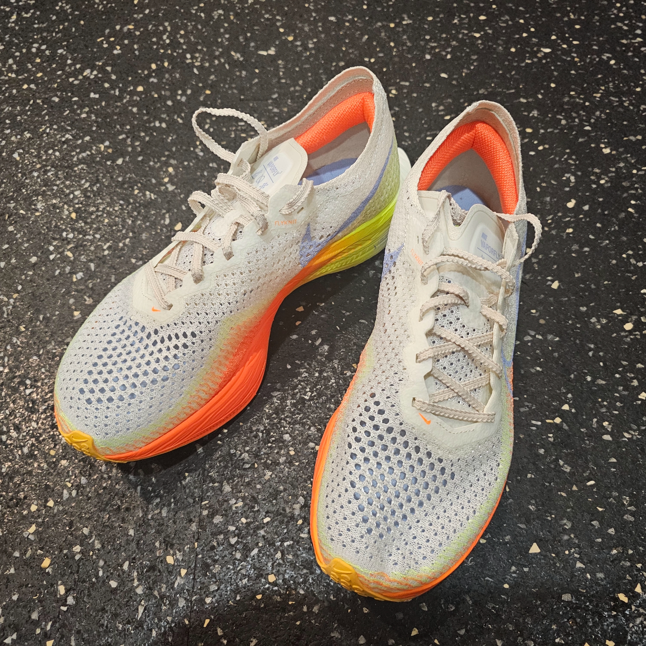 Nike ZoomX Vaporfly Next% 3 Sail Cobalt Bliss Total Orange 착용 스타일 - 1