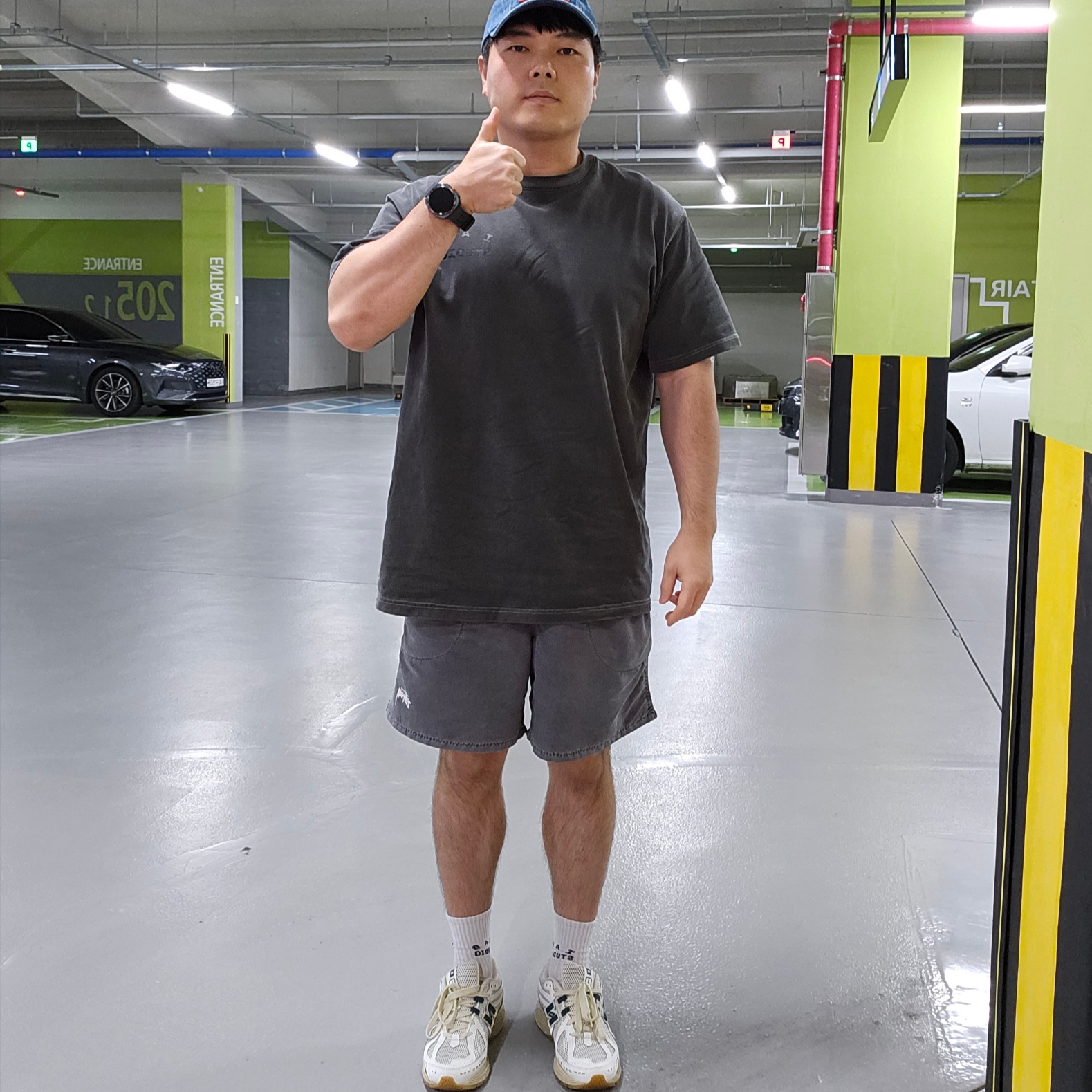 Stussy Stock Water Pigment Short Charcoal, IAB Studio Pigment T-Shirt Black 착용 스타일 - 1