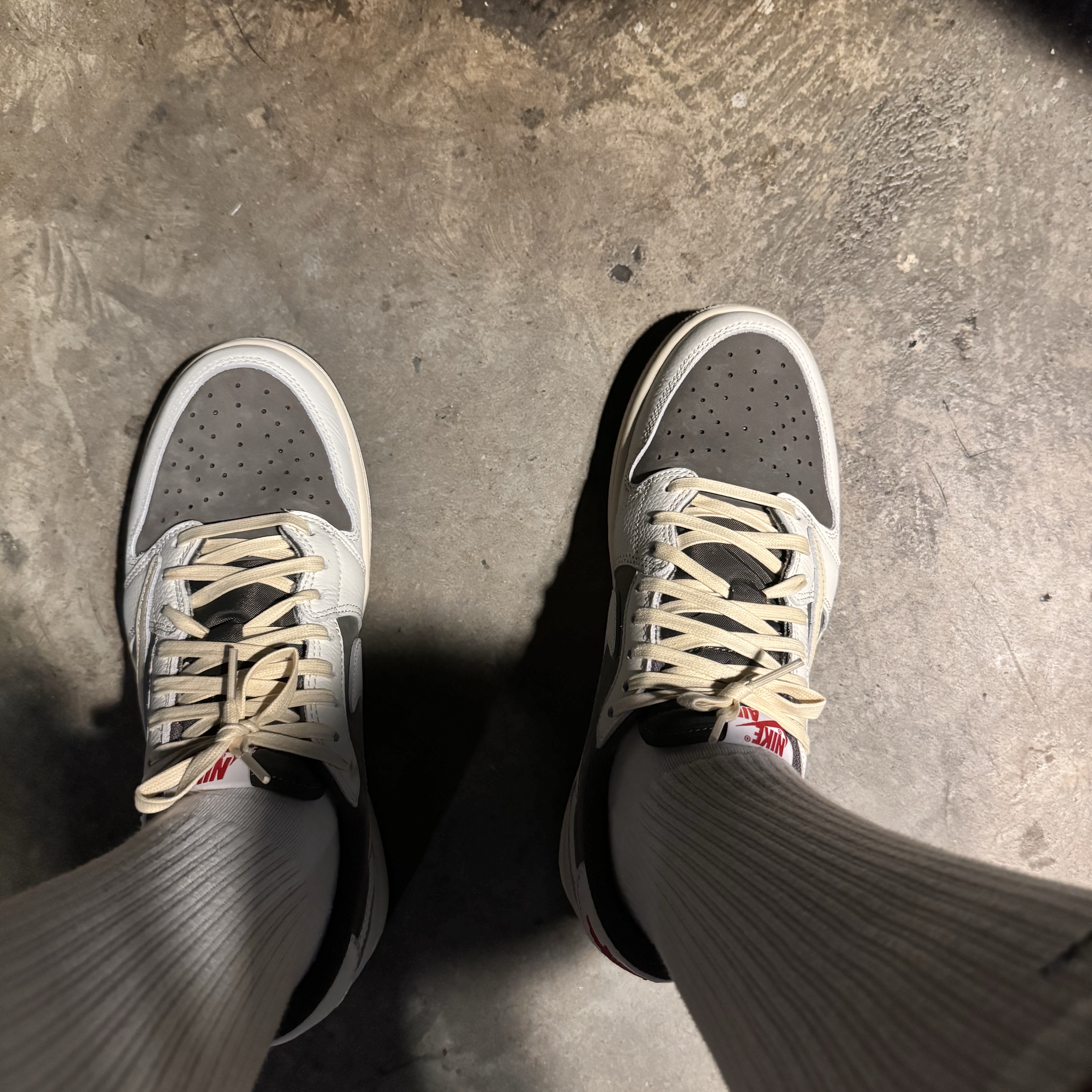 Jordan 1 x Travis Scott Retro Low OG SP Sail and Ridgerock, Nike x Stussy Everyday Plus Cushioned Crew Socks White (3 Pack) 착용 스타일