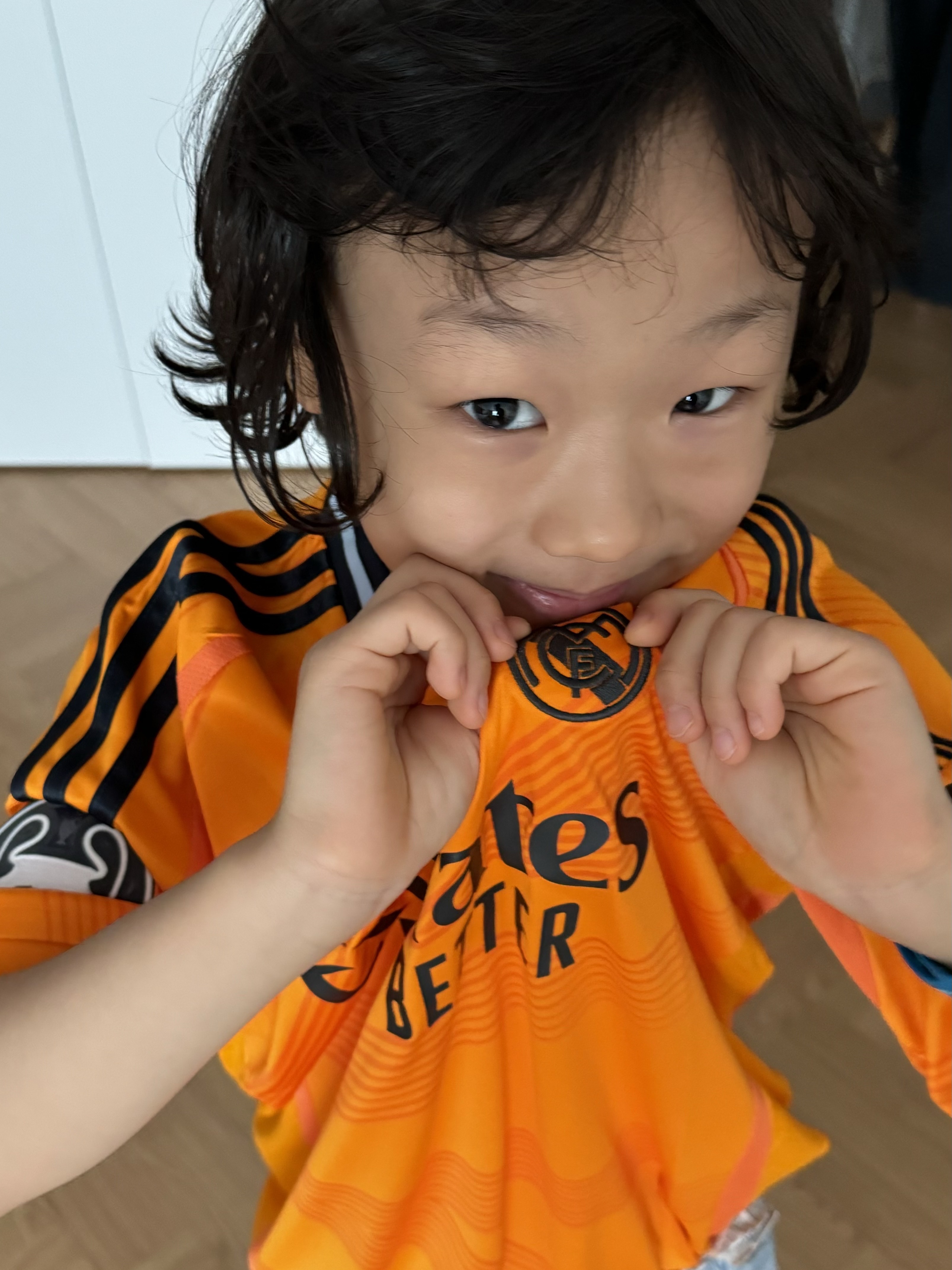 Adidas Real Madrid 2024/25 Away Jersey Crew Orange - US Sizing (Non Marking Ver.) 착용 스타일 - 4