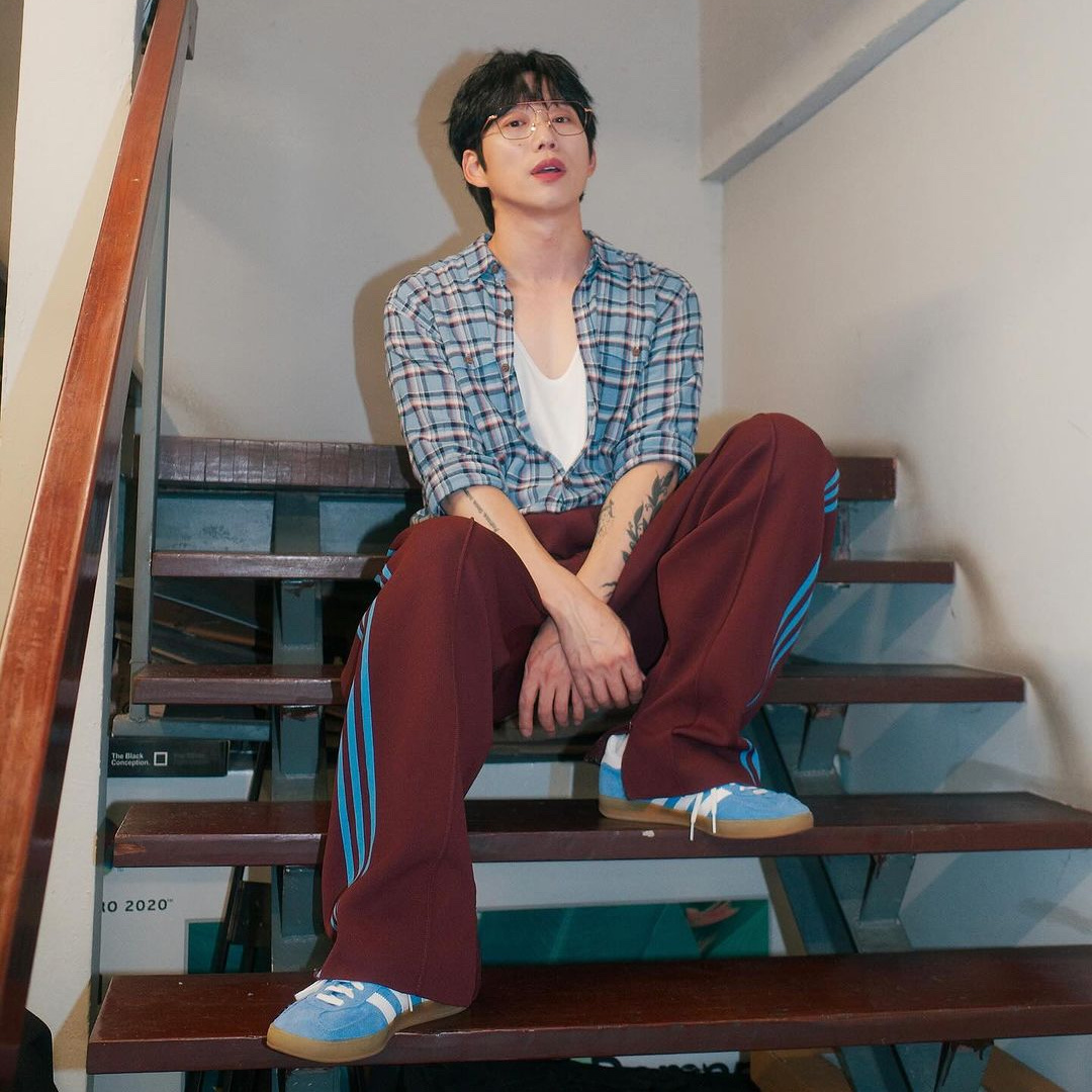 Adidas Gazelle Indoor Bright Blue Cloud White 착용 스타일 - 2