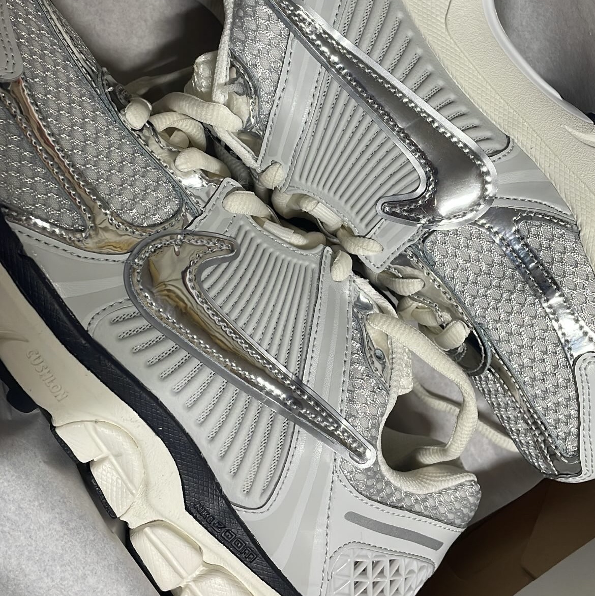Nike Zoom Vomero 5 Photon Dust Gridiron 착용 스타일 - 1