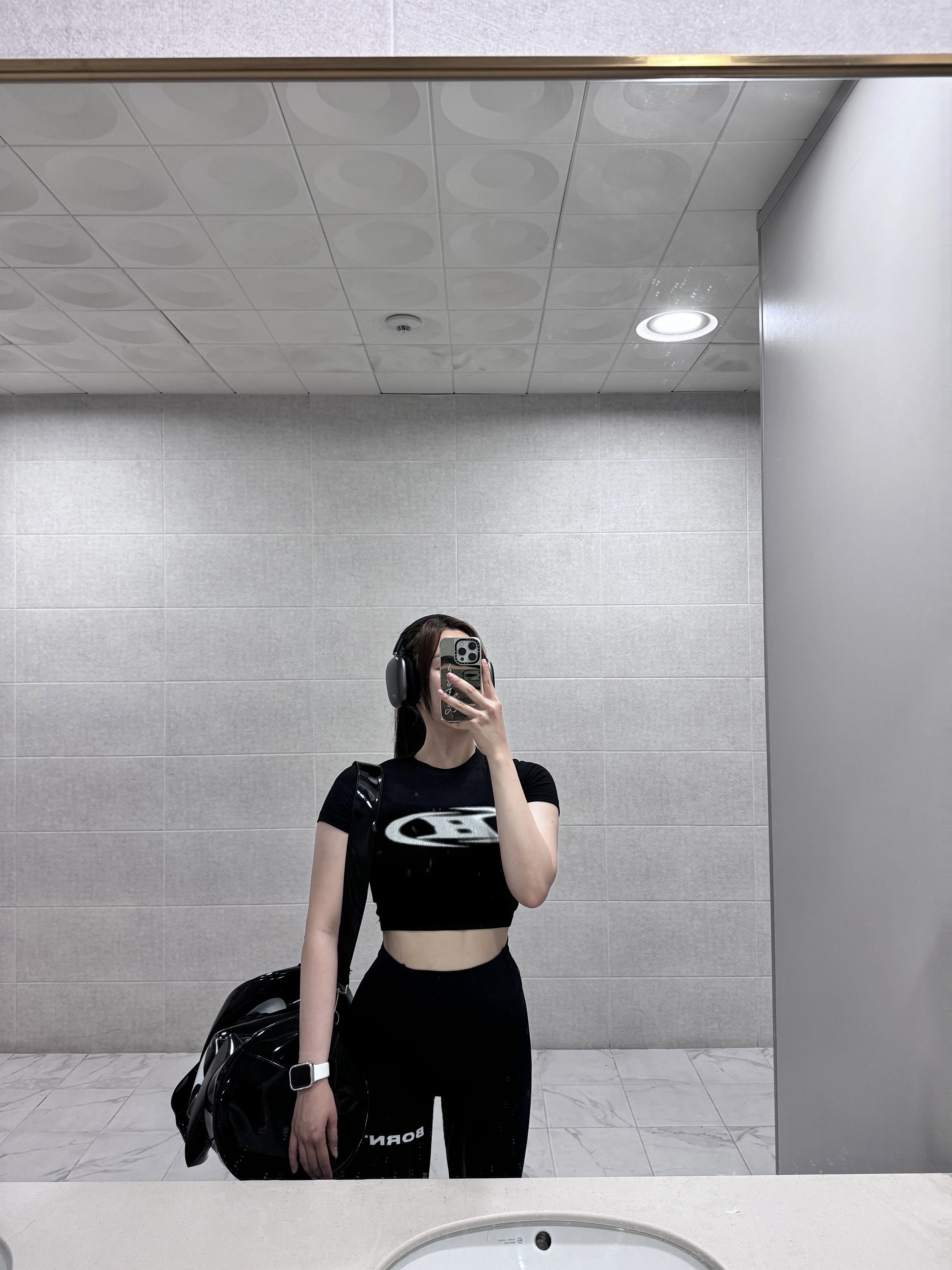BORN TO WIN BRN B Logo Enamel Duffle Bag Black, BORN TO WIN Blur Logo Crop Top Black 착용 스타일