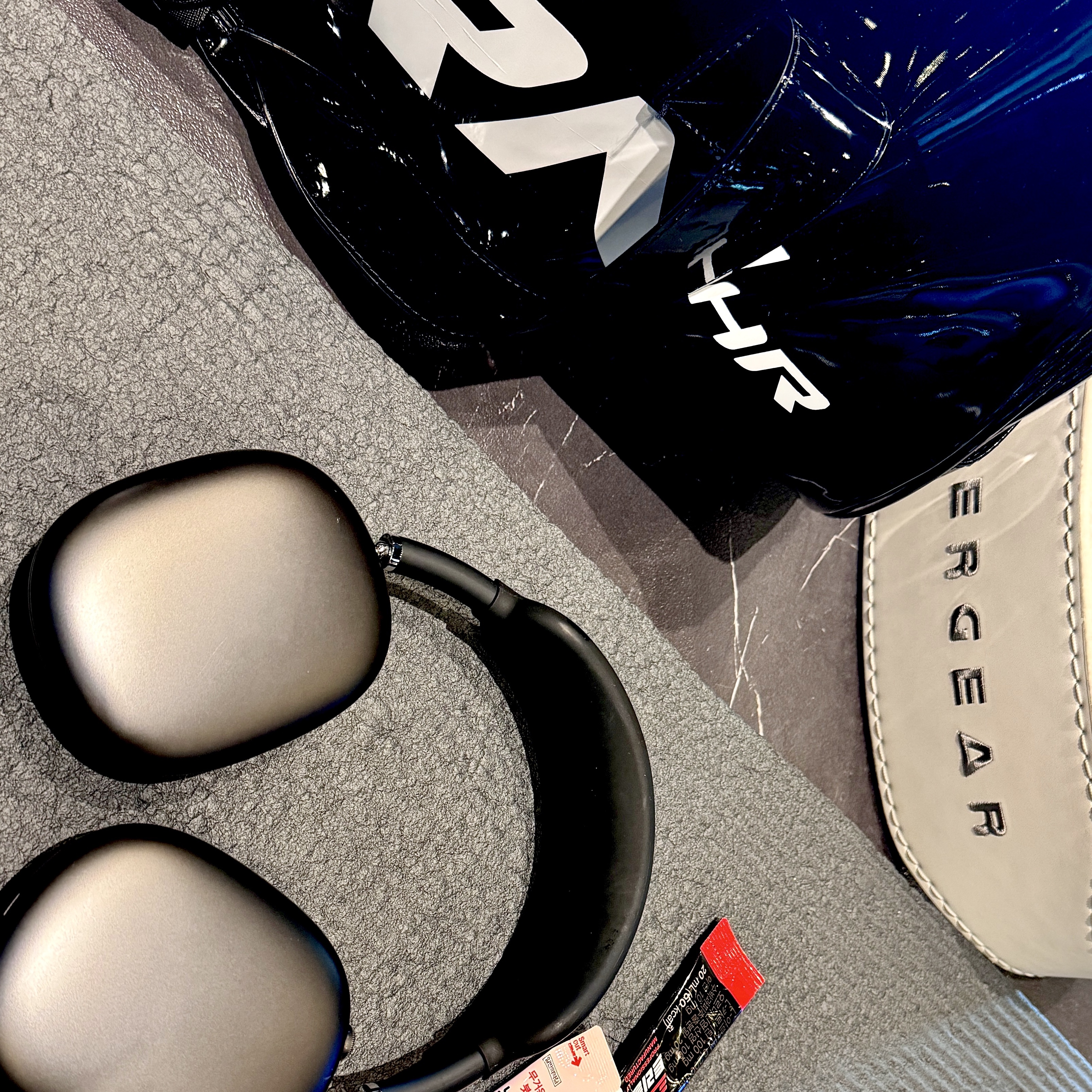 BORN TO WIN Borntowin Line Bootcut Leggings Grey, BORN TO WIN BRN B Logo Enamel Duffle Bag Black 착용 스타일 - 2