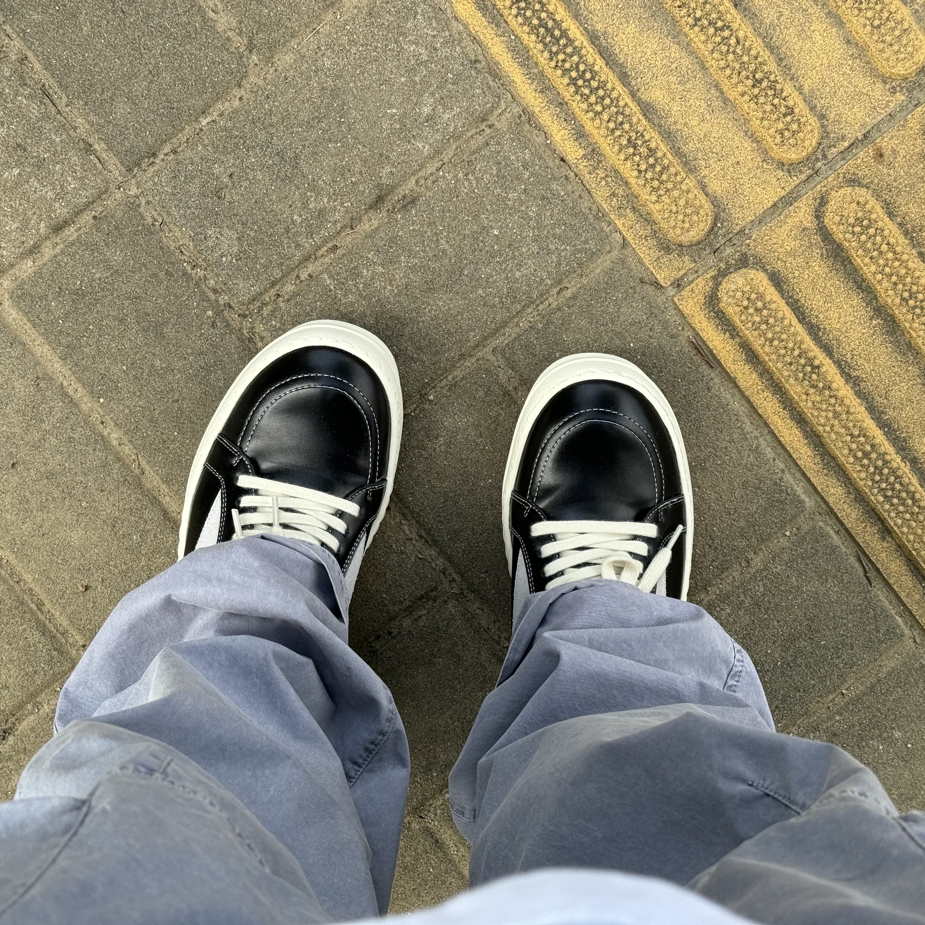Rick Owens Luxor Vintage Sneakers Black Milk 착용 스타일
