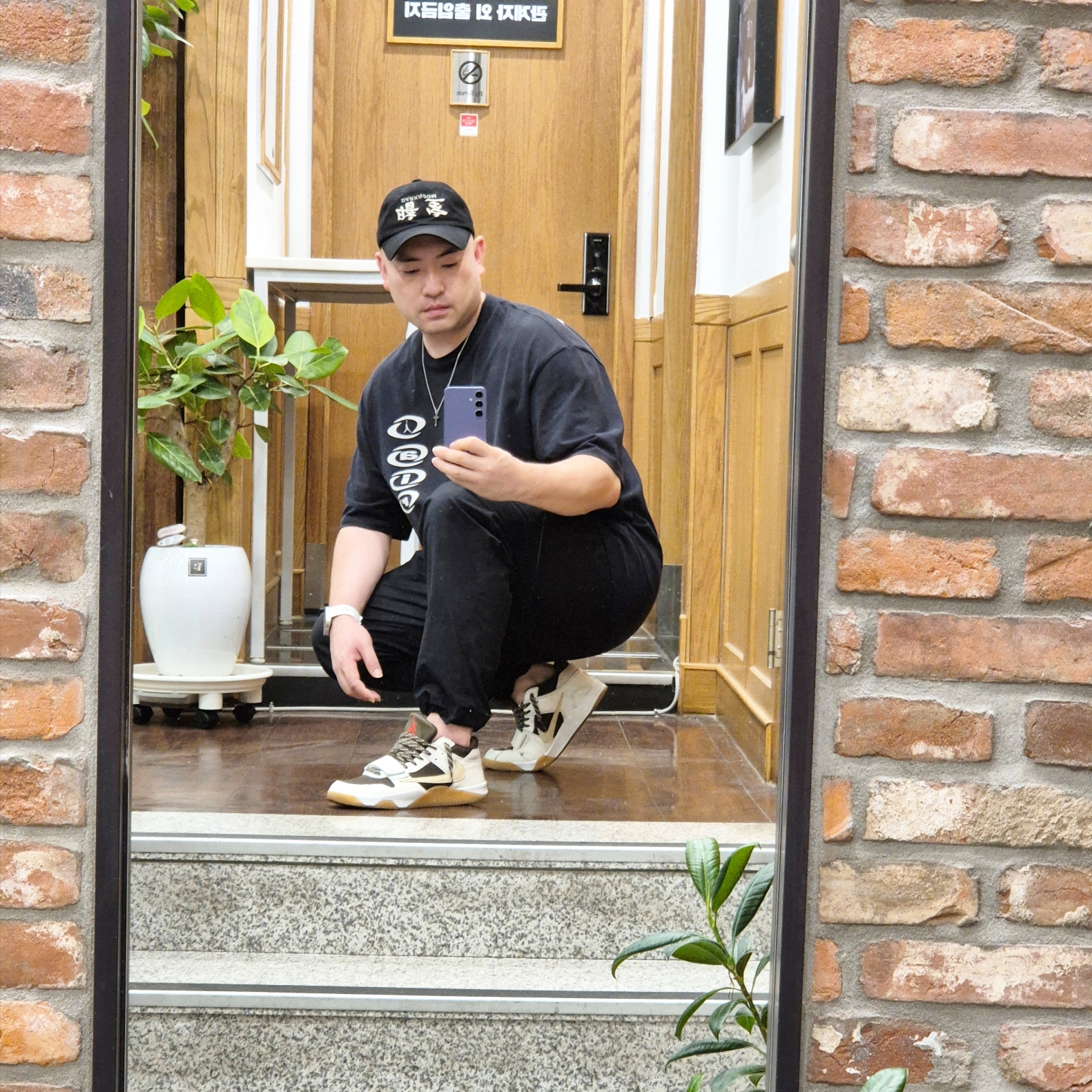 Jordan x Travis Scott Jumpman Jack TR Sail and Dark Mocha, Darkr8m Studio Upside Down Silver Logo Cap 착용 스타일