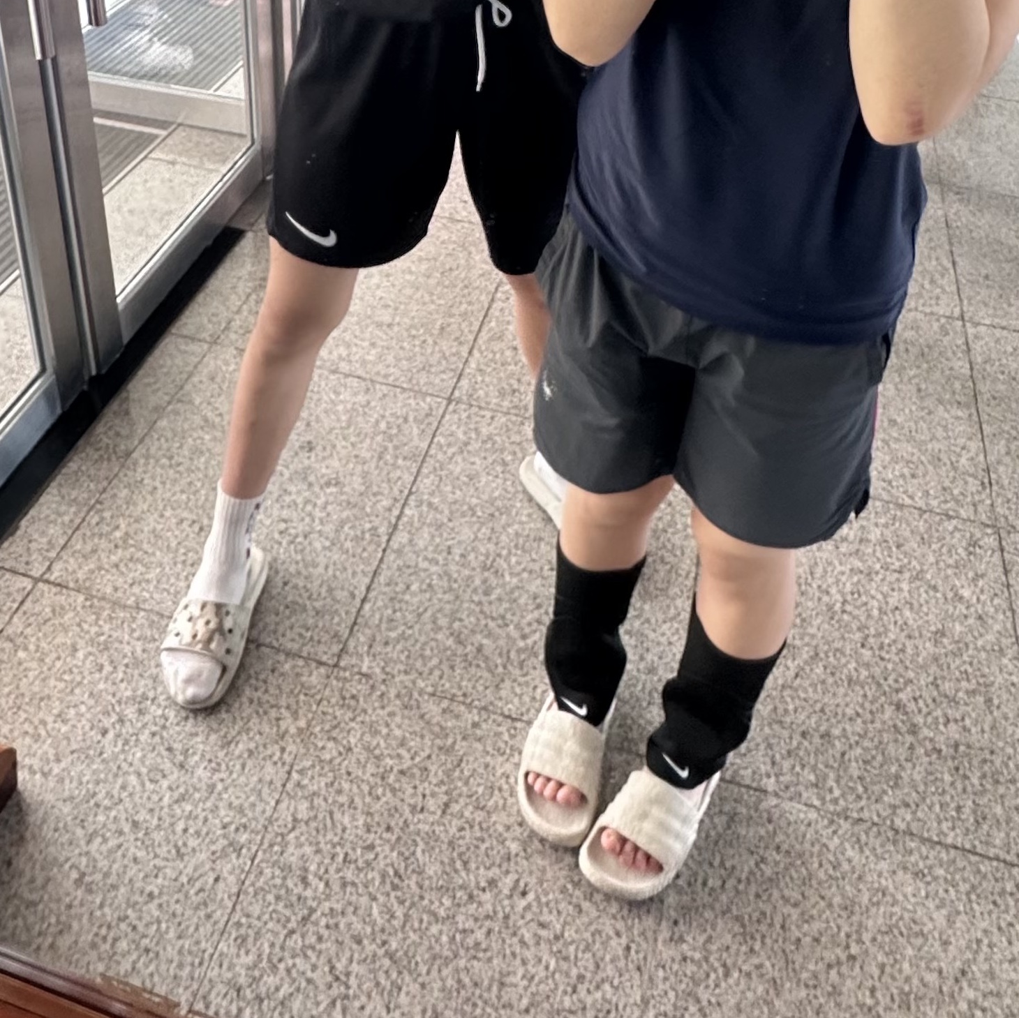 Adidas Adilette 22 Aluminium 착용 스타일