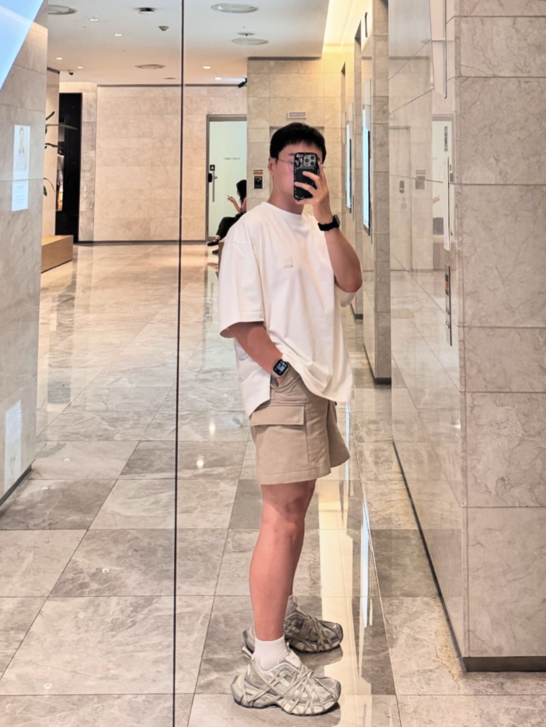 Wooyoungmi City Graphic T-Shirt Ivory - 24FW, Balenciaga 3XL Extreme Lace Sneakers Egg Shell 착용 스타일 - 2