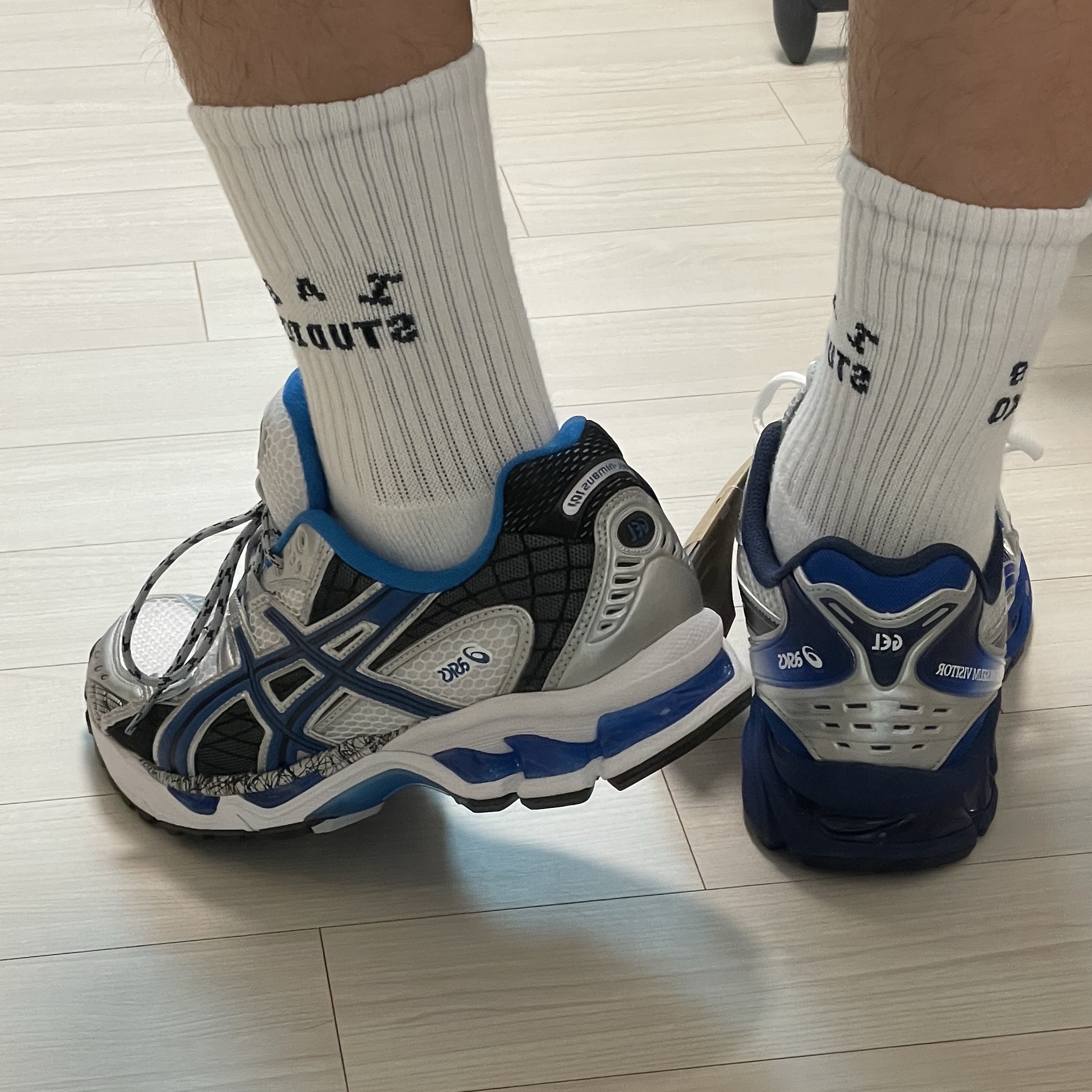 Asics Gel-Nimbus 10.1 White Directoire Blue, Asics x The Museum Visitor Gel-Kayano 14 Polar Shade Illusion Blue 착용 스타일 - 4