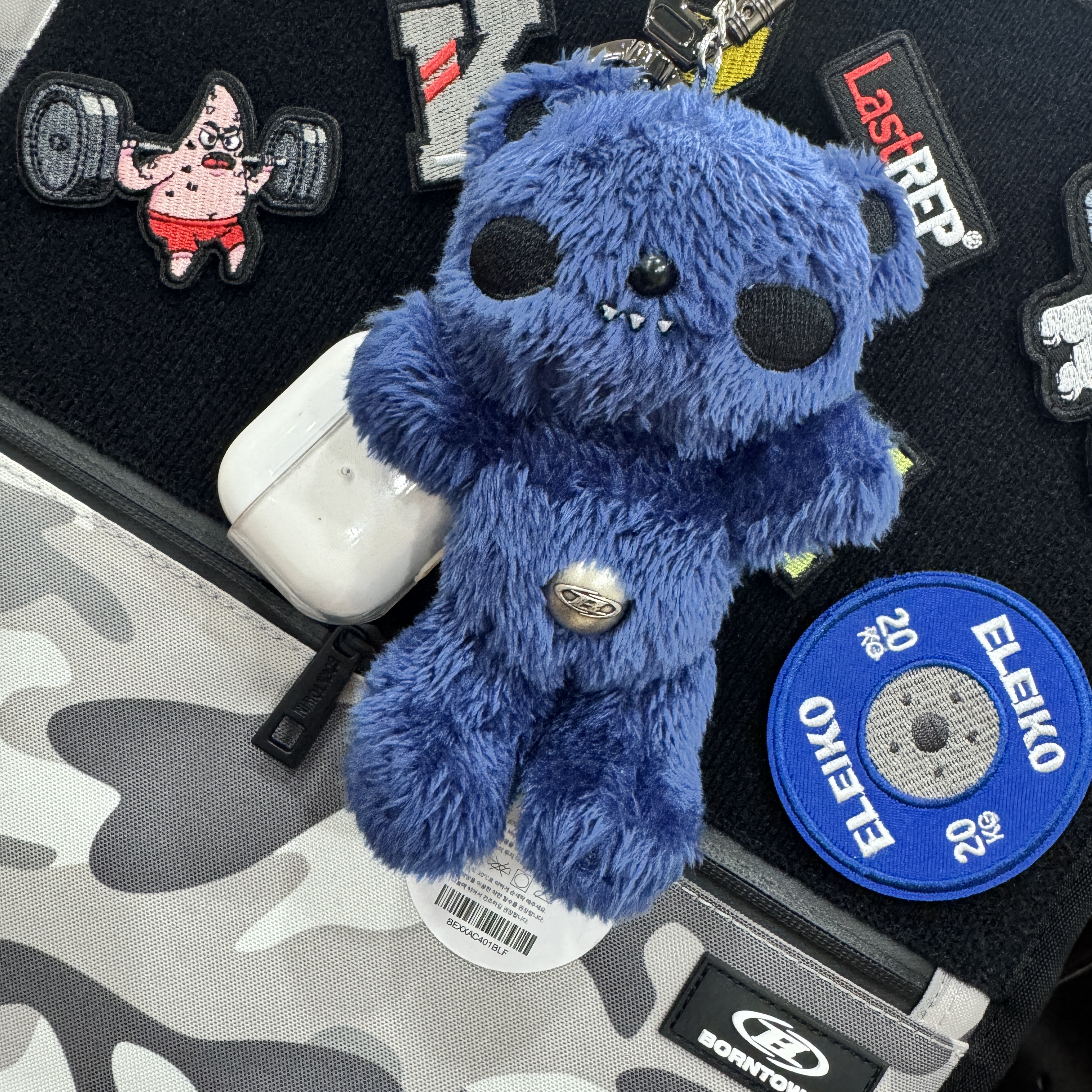 BORN TO WIN B1 Backpack Patch Ver Grey Camo, BORN TO WIN AKT Keyring Blue 착용 스타일 - 2