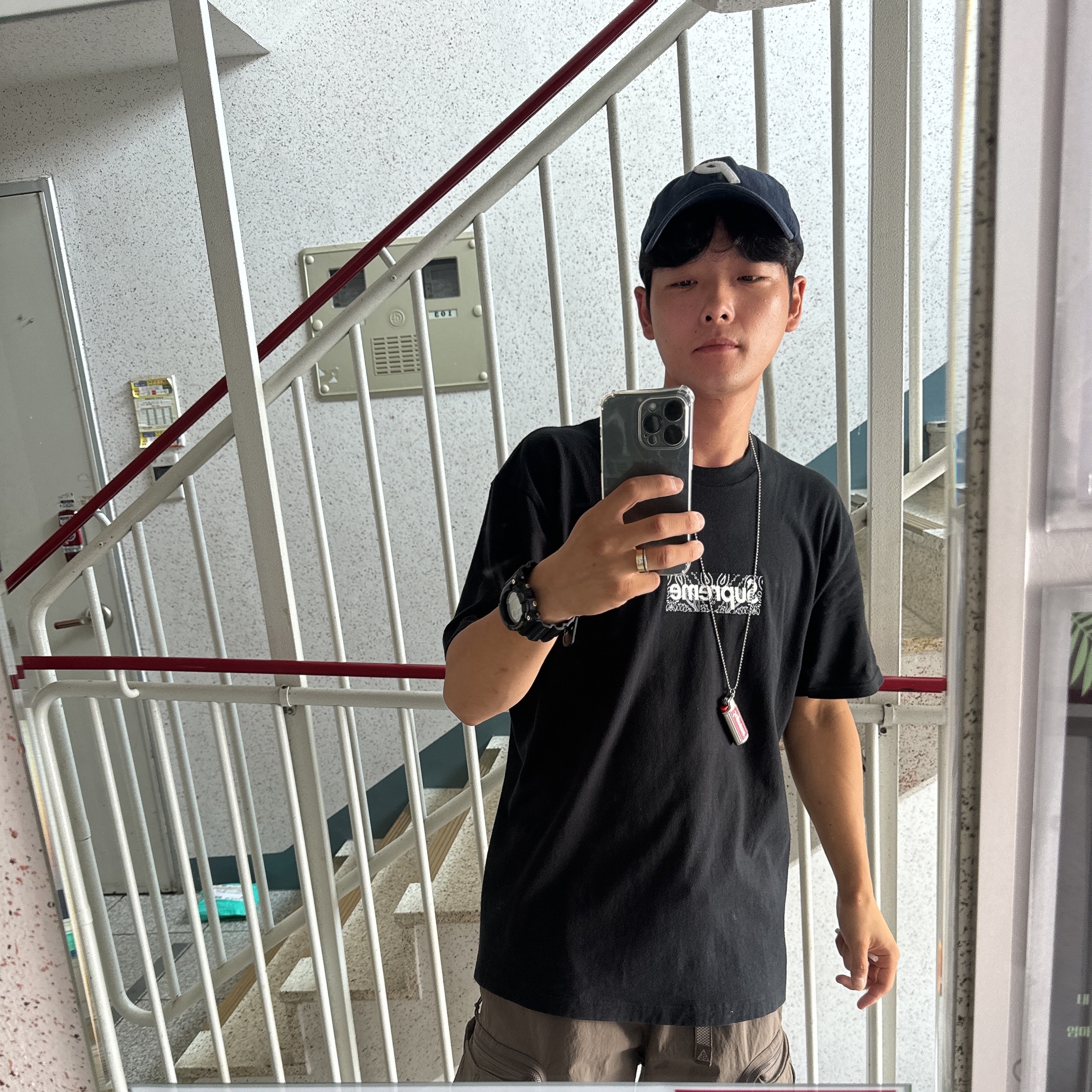 Jordan 1 x Travis Scott Retro Low OG SP Sail and Ridgerock, Nike ACG Cargo Shorts Ironstone - US/EU 착용 스타일 - 3