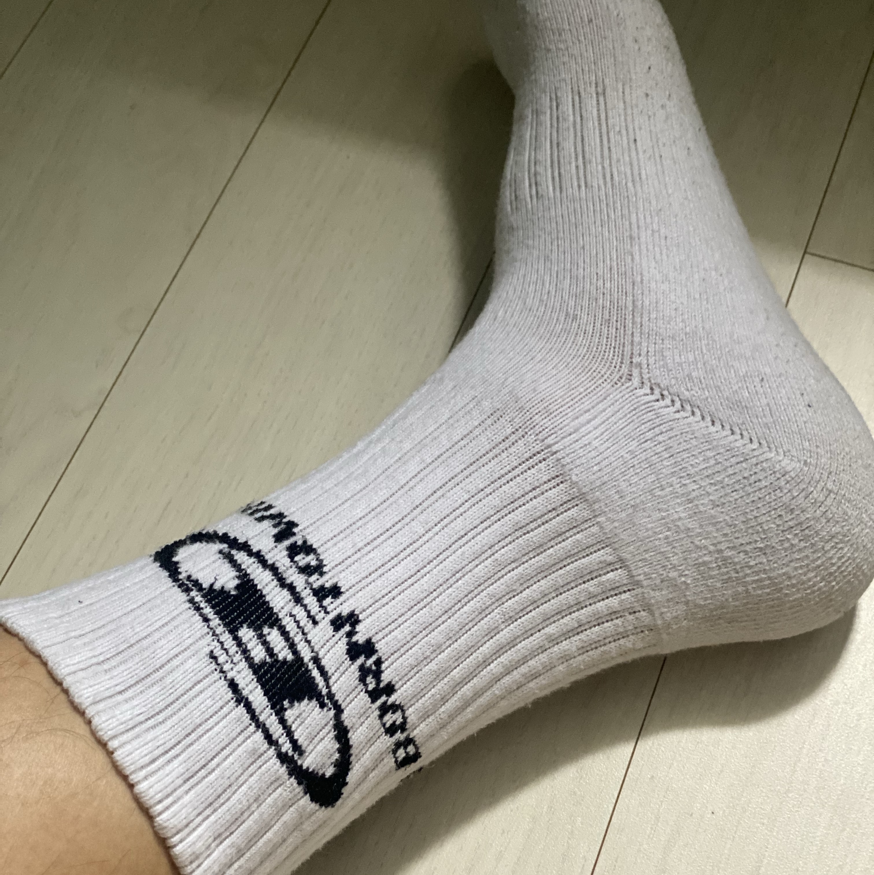 BORN TO WIN Symbol B Logo Socks White 착용 스타일