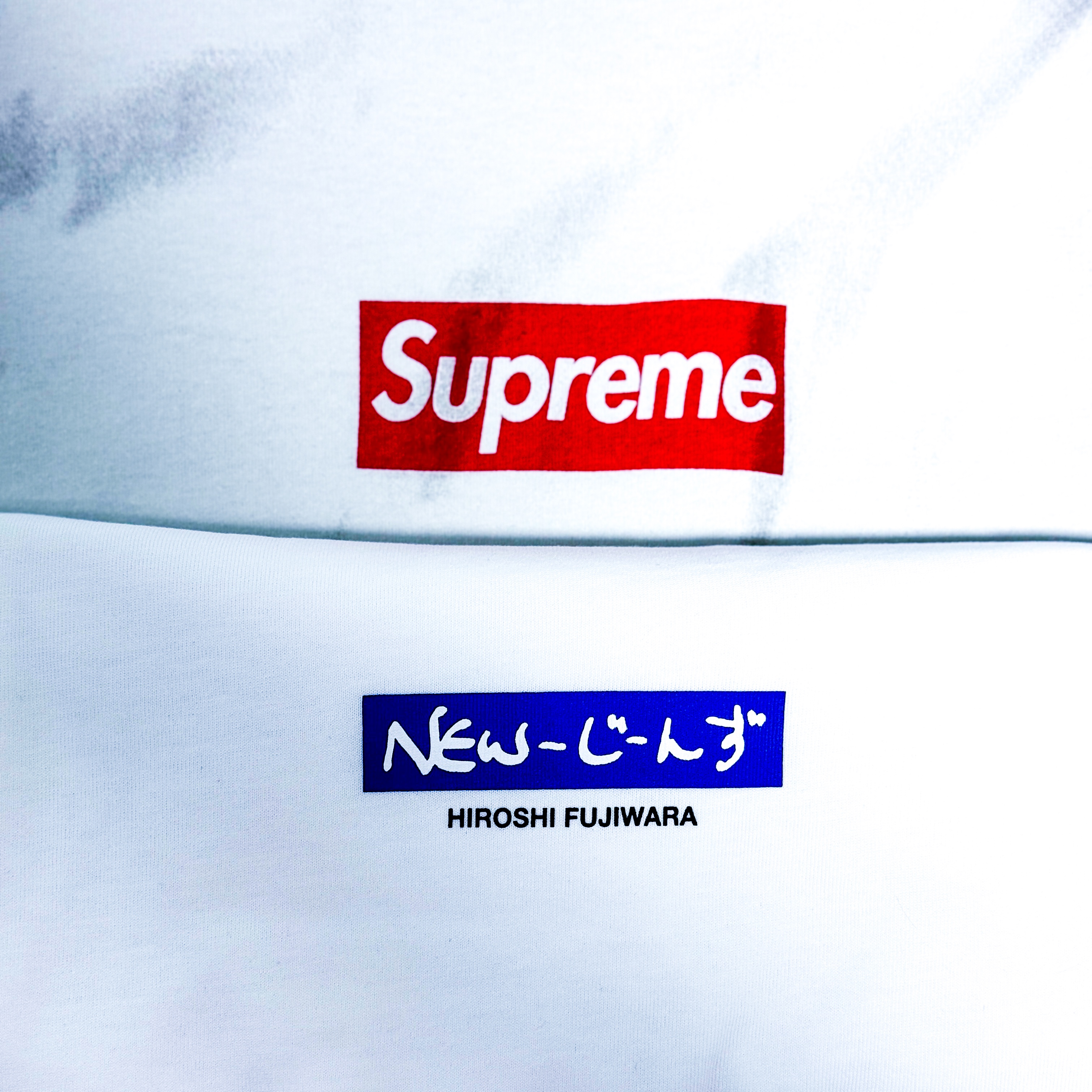 Supreme x MM6 Maison Margiela Box Logo T-Shirt White - 24SS, NewJeans x Hiroshi Fujiwara Coller T-Shirt White Ver. 6 - Japan Exclusive 착용 스타일