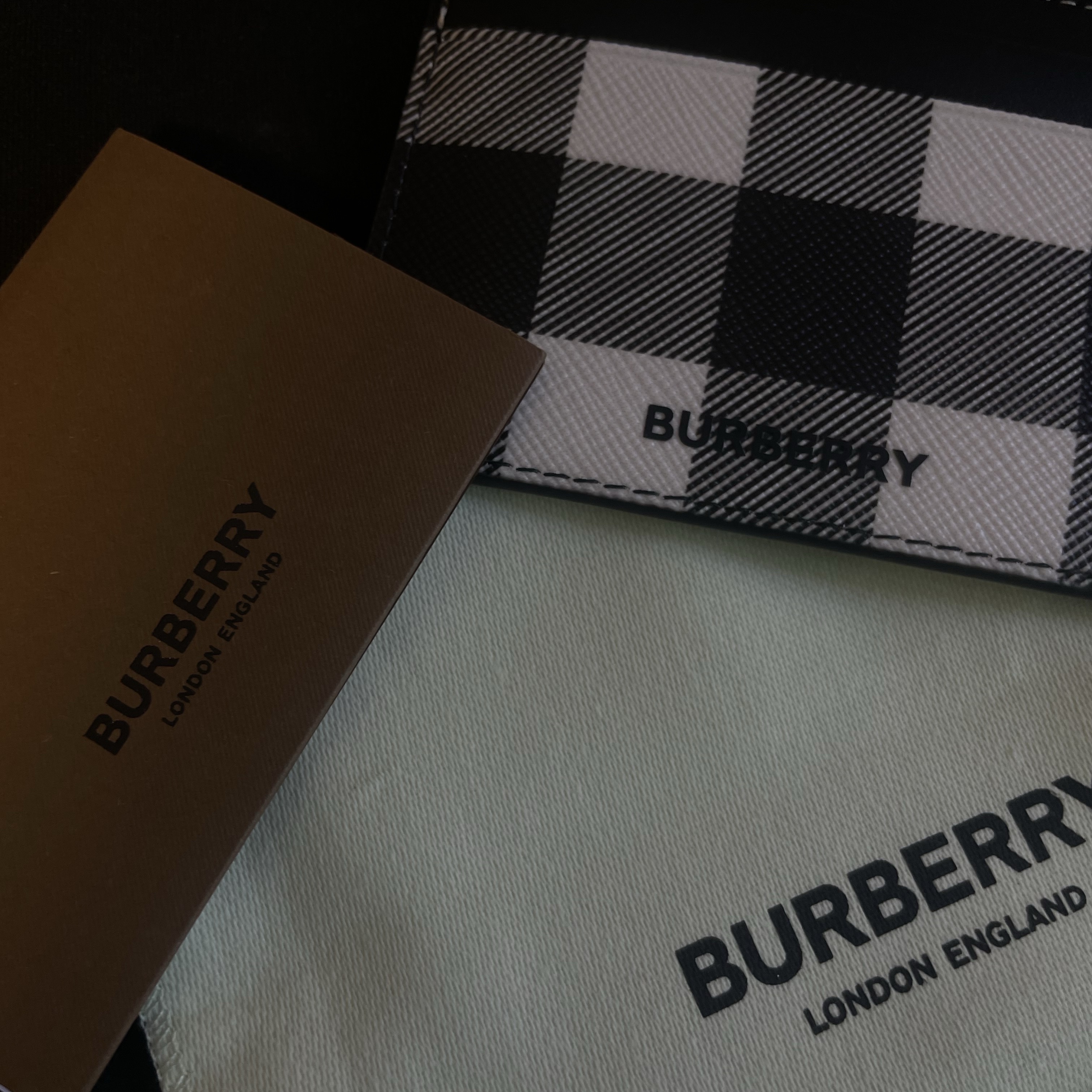 Burberry Exaggerated Check and Leather Card Case Dark Birch Brown 착용 스타일