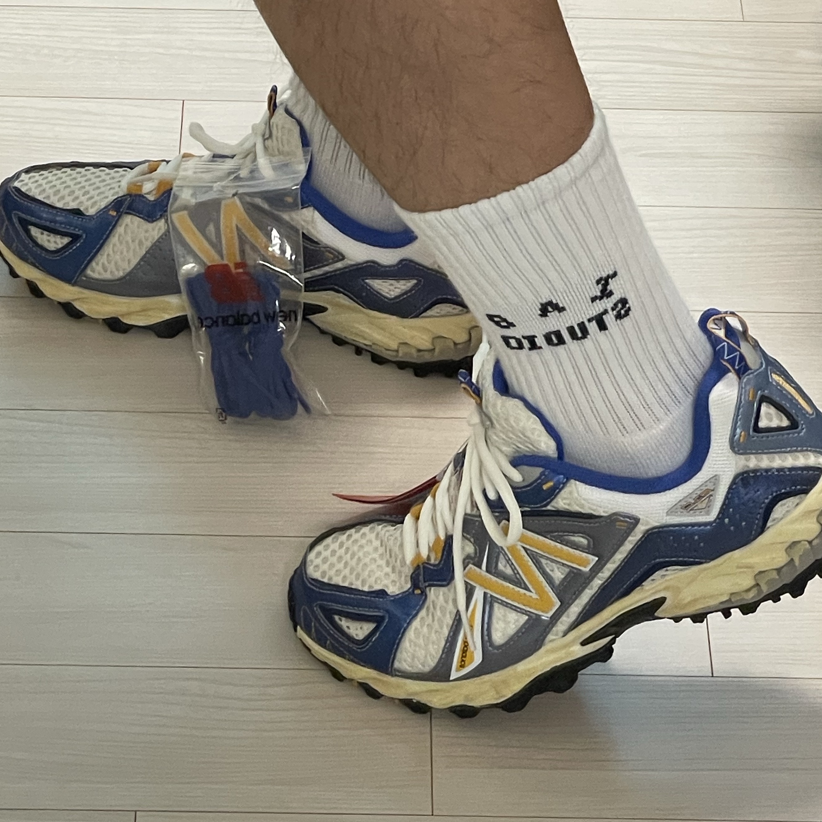 New Balance x Yeseyesee ML610 Atlantic Blue Varsity Gold 착용 스타일 - 4