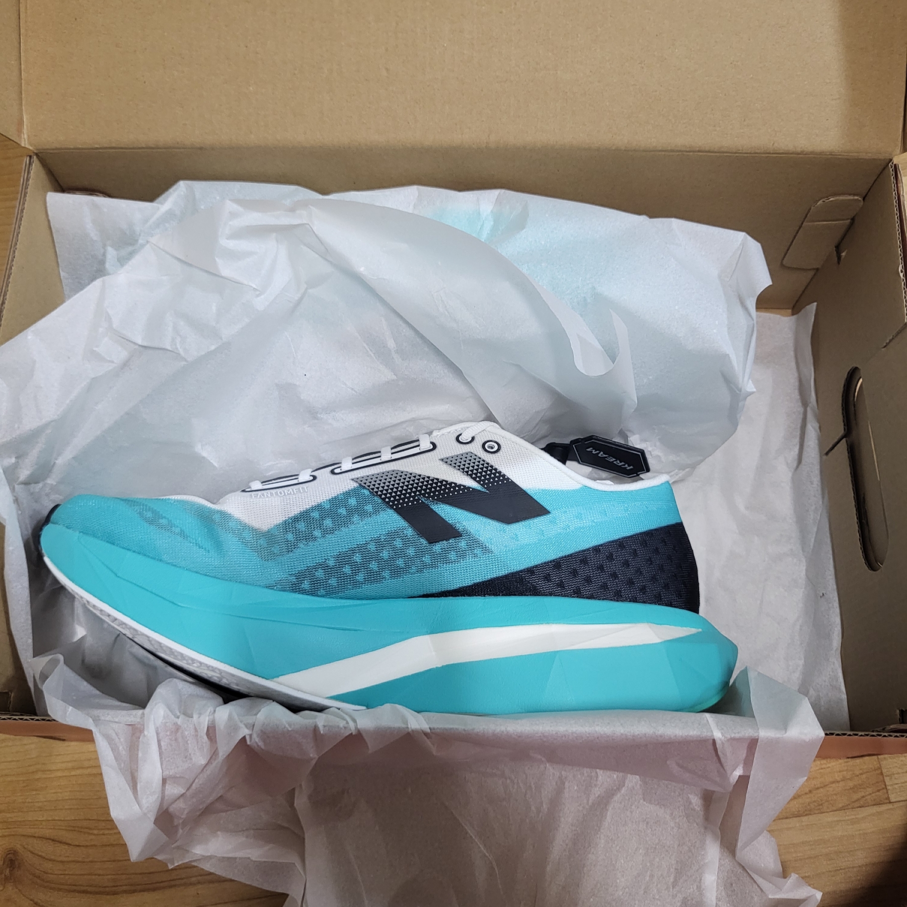 New Balance Fuelcell Supercomp Elite v4 Cyber Jade White - 2E Wide 착용 스타일 - 2