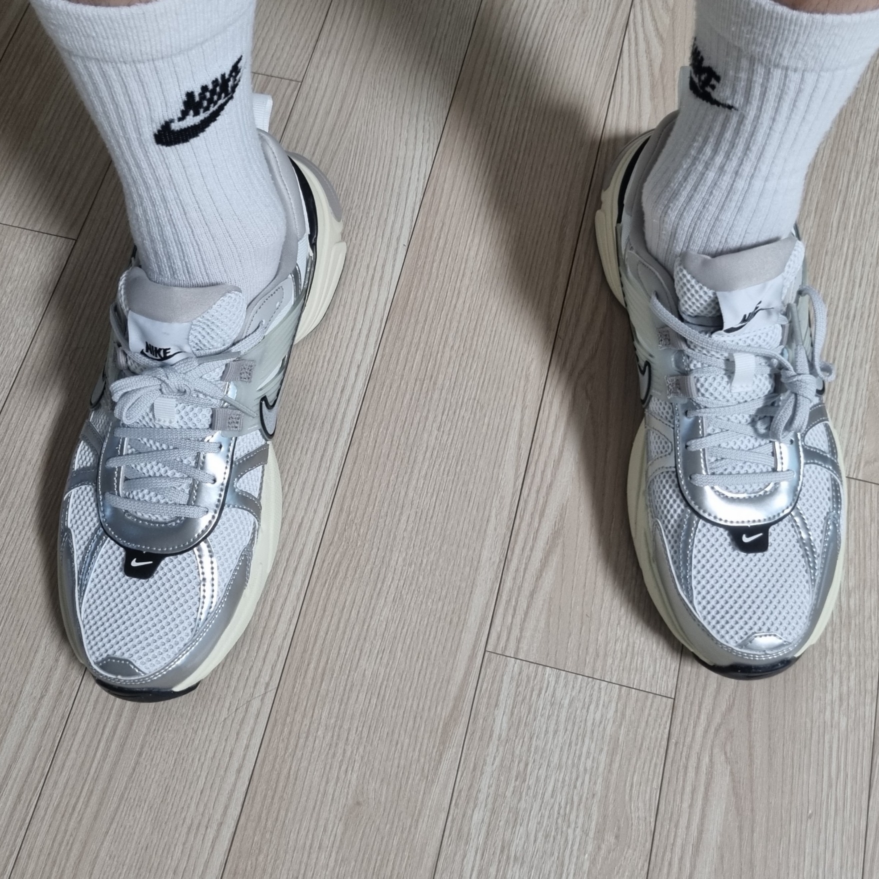 Nike V2K Run Pure Platinum Light Iron Ore 착용 스타일