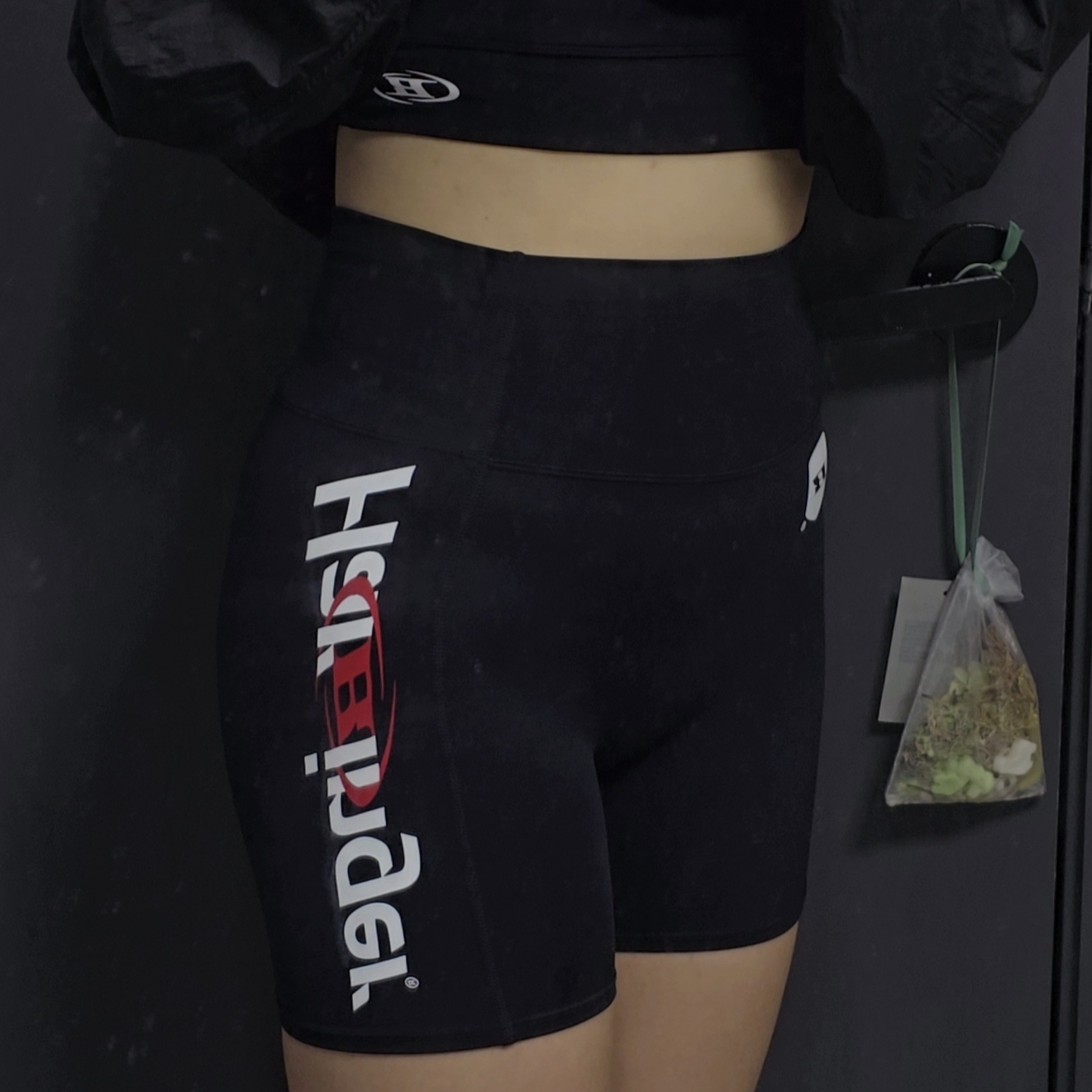 BORN TO WIN Square Fit Bra Top Black 착용 스타일 - 1