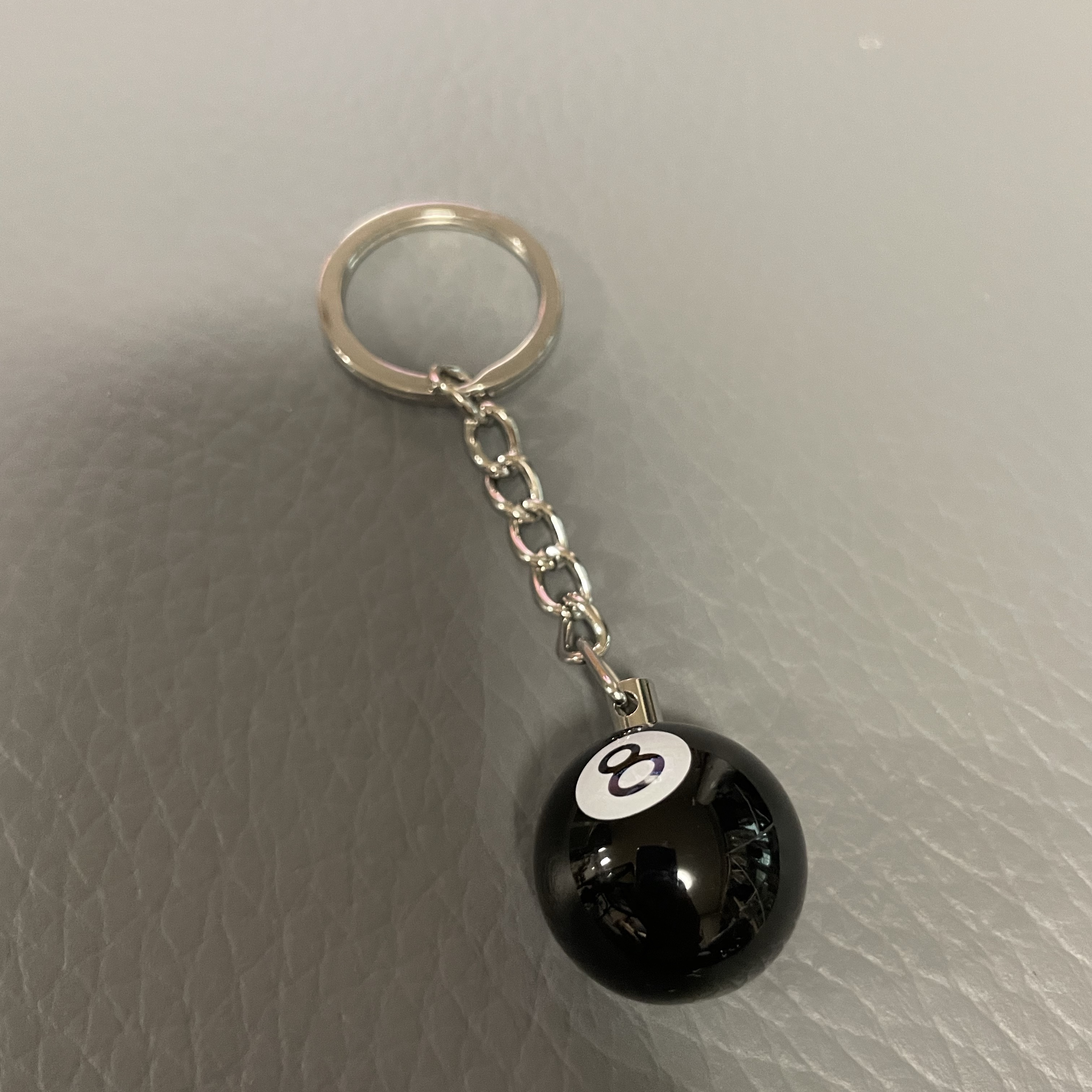 Stussy 8 Ball Keychain Black 착용 스타일 - 2