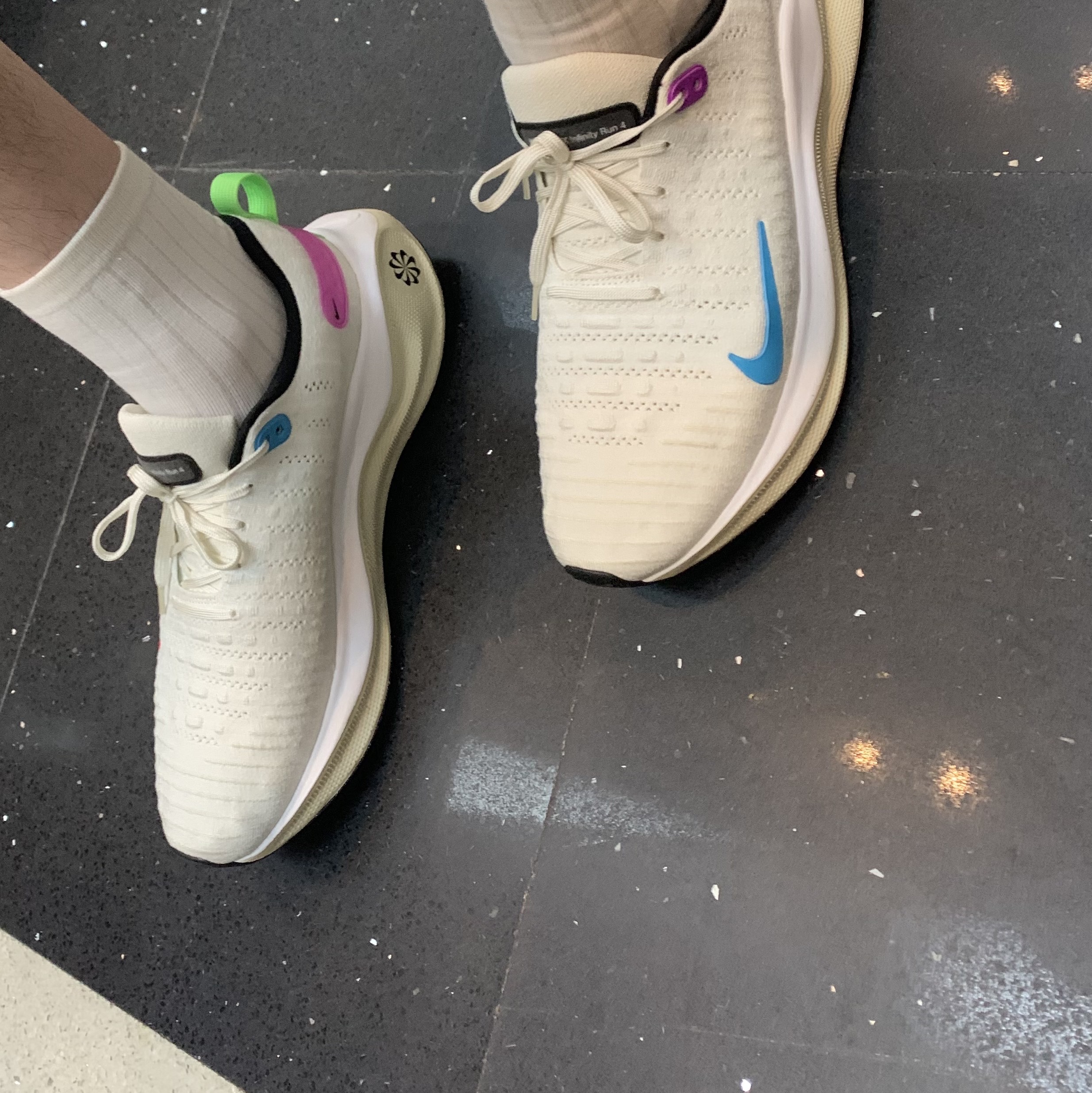 Nike Infinity Run 4 SE White Fuchsia Dream 착용 스타일
