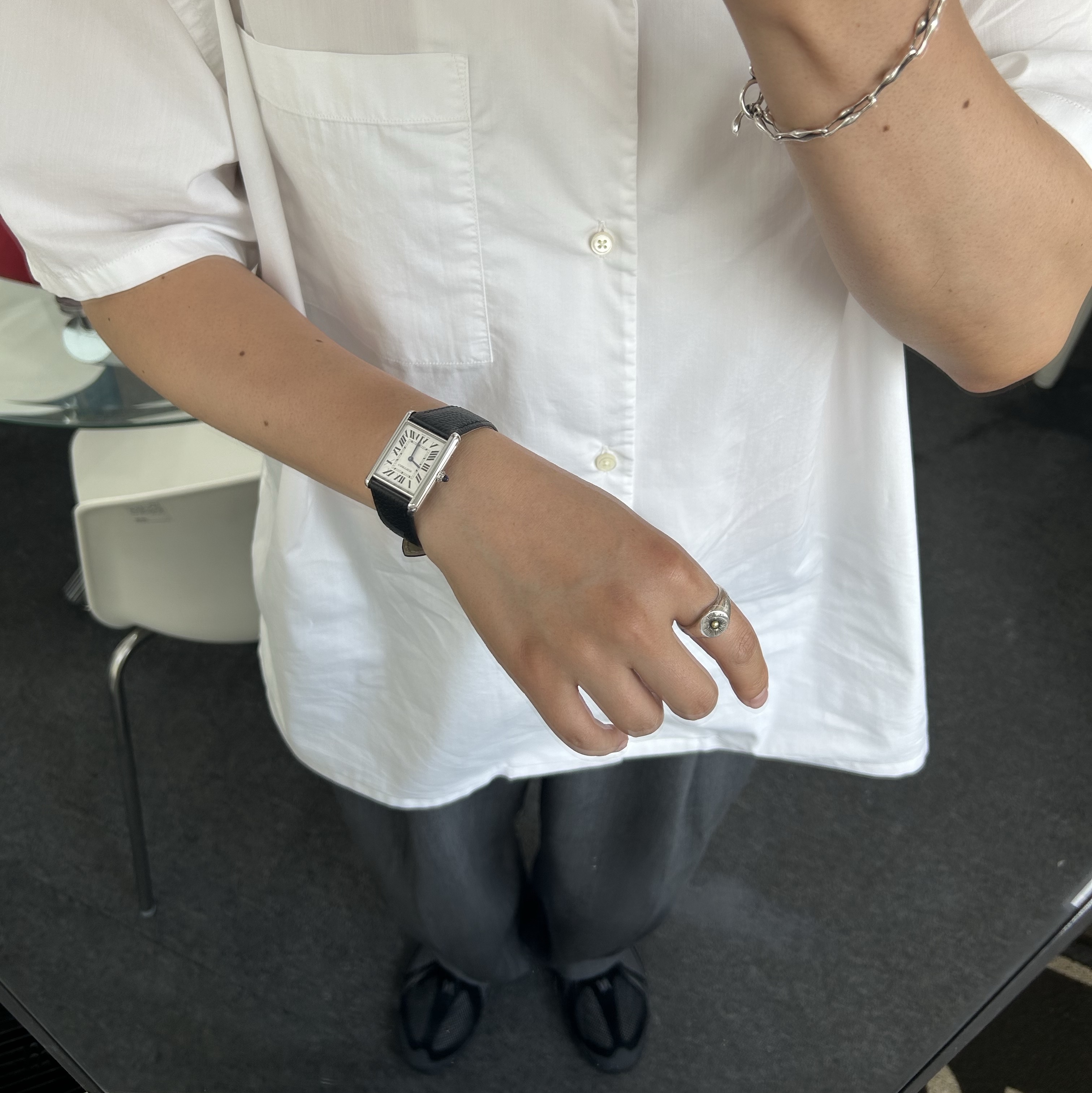 Cartier Tank Must Watch Large Quartz Steel Calfskin Black, New Balance x Comme des Garcons Homme ML610S Black 착용 스타일