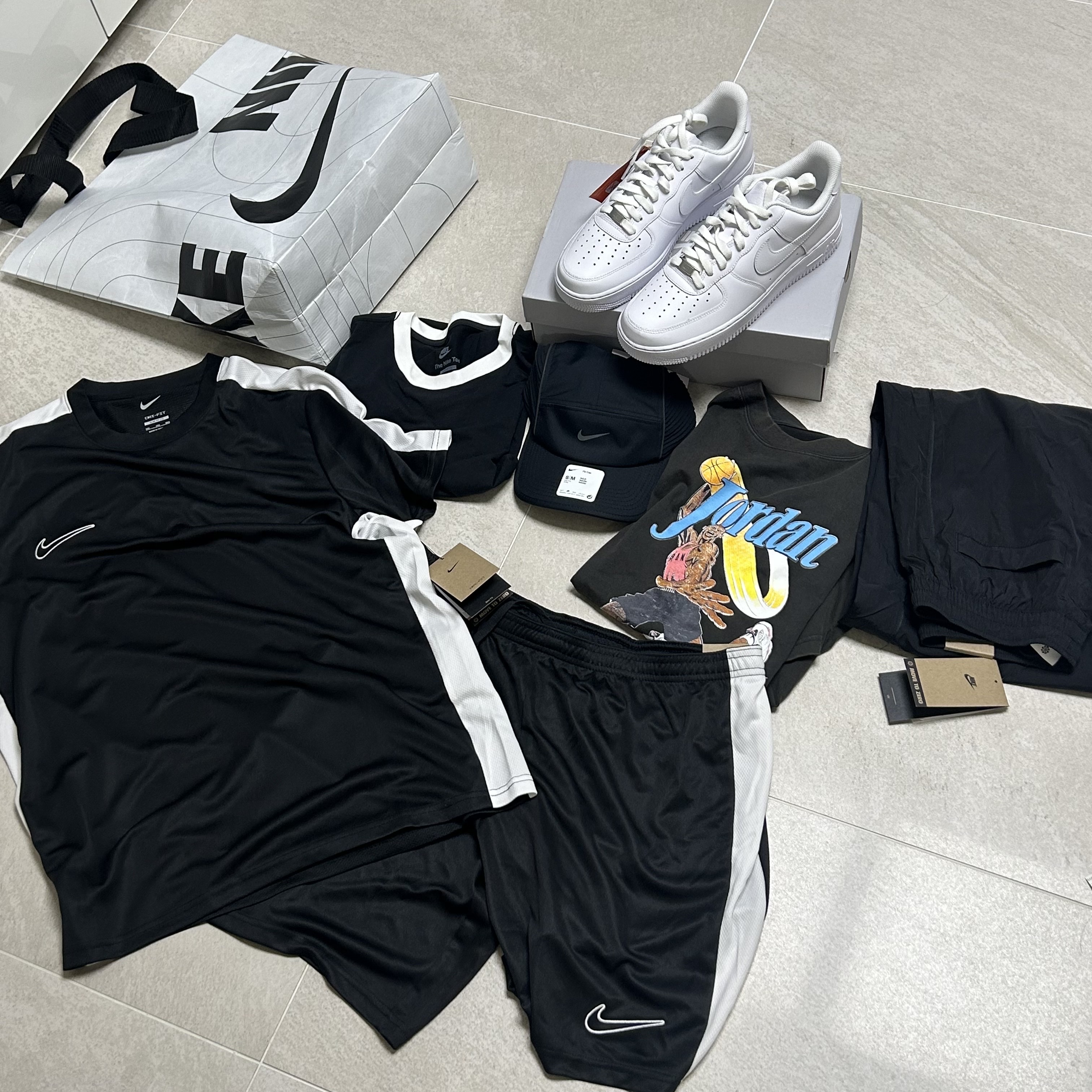 Nike Air Force 1 '07 Low White, Nike Dri-Fit ADV Fly Unstructured AeroBill AeroAdapt Cap Black 착용 스타일