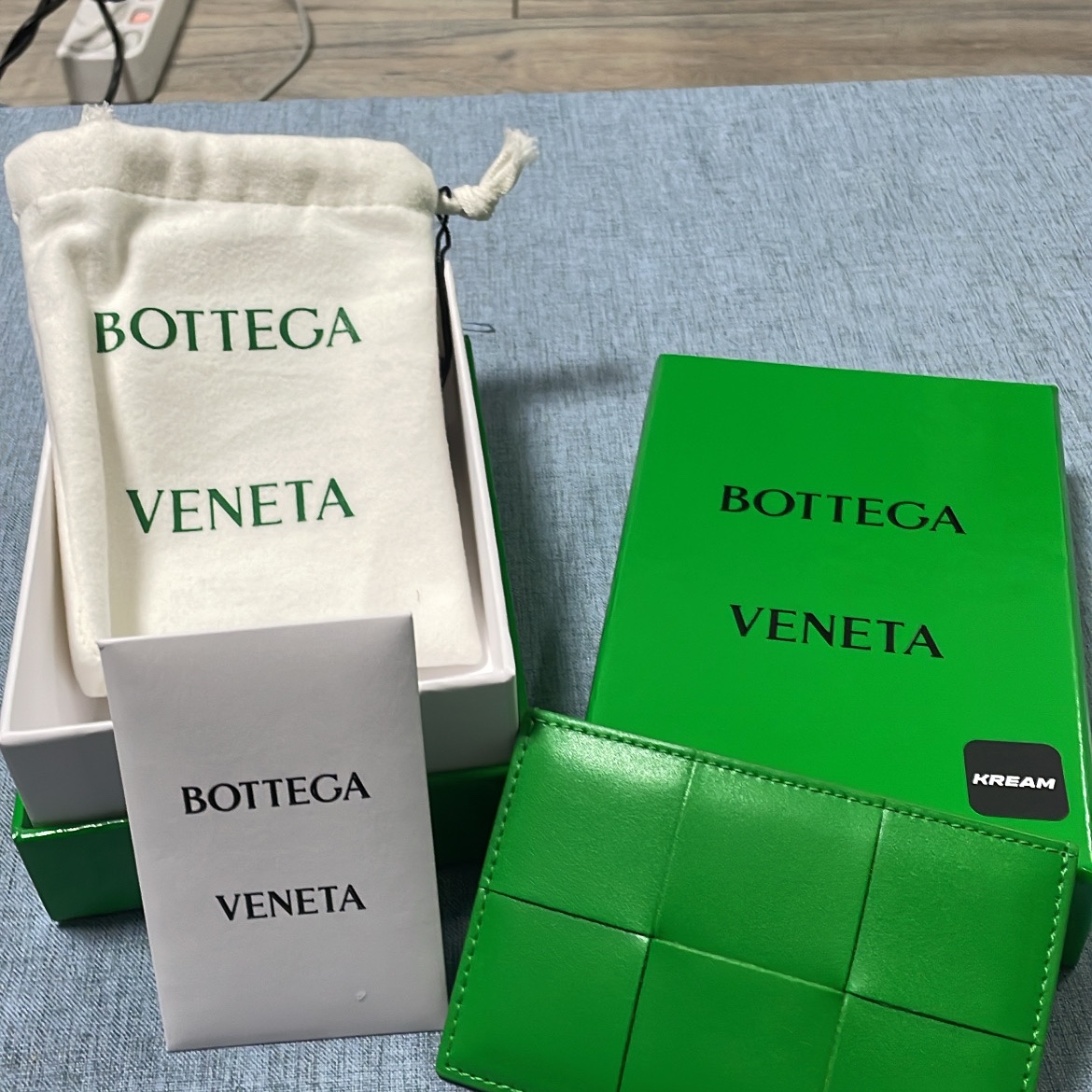 Bottega Veneta Credit Card Case Calfskin Parakeet 착용 스타일