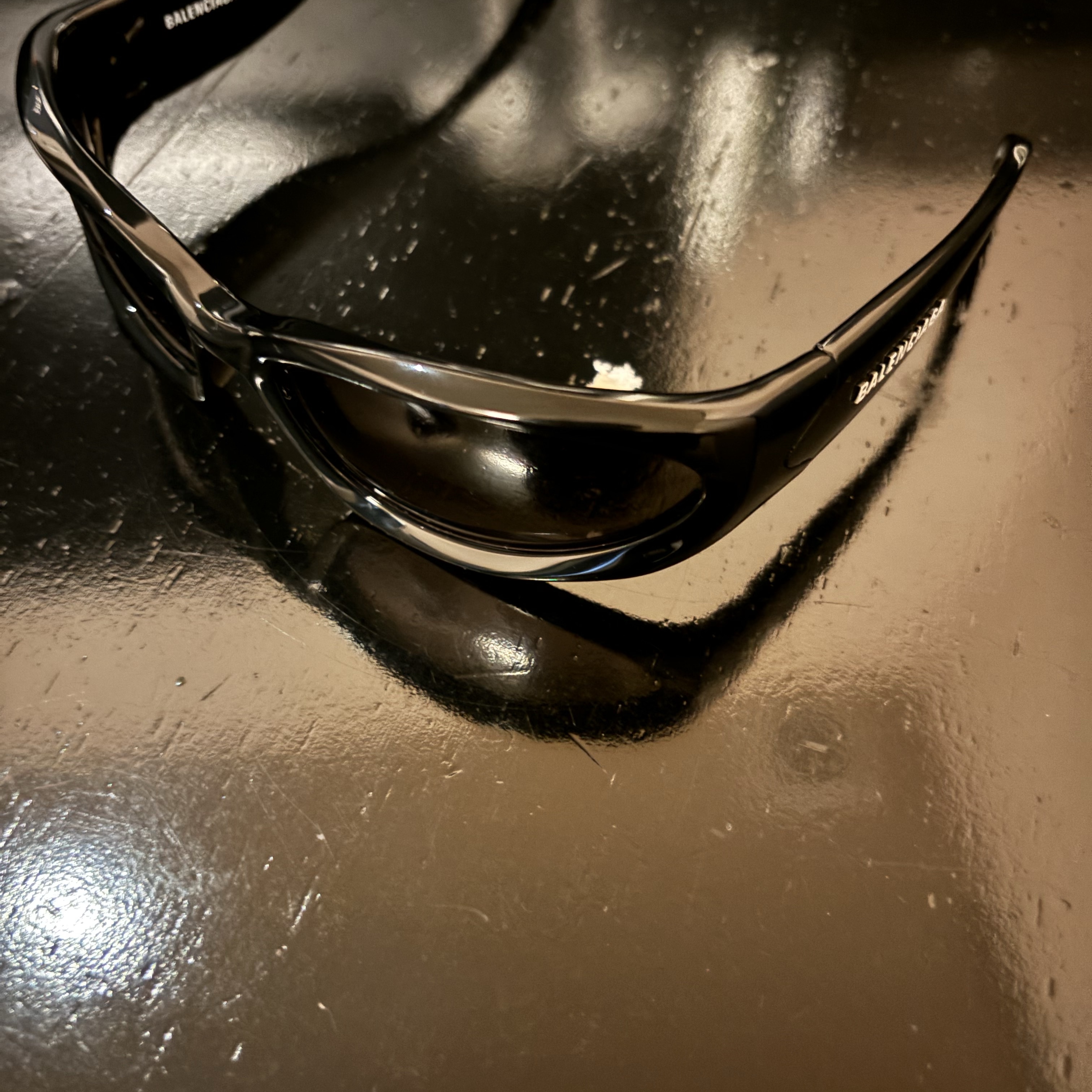 Balenciaga Swift Oval Sunglasses Black, Maison Mihara Yasuhiro Peterson OG Sole Canvas Low Sneakers Black 착용 스타일 - 3